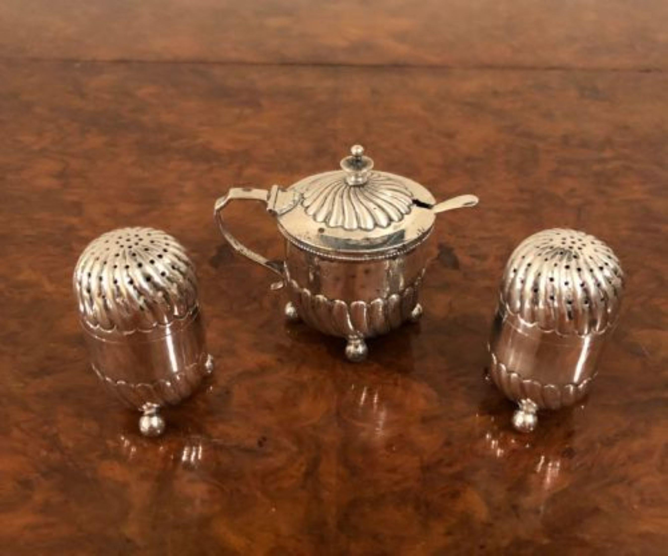Antique Solid Silver Salt, Pepper & Mustard Pot In Good Condition For Sale In Ipswich, GB