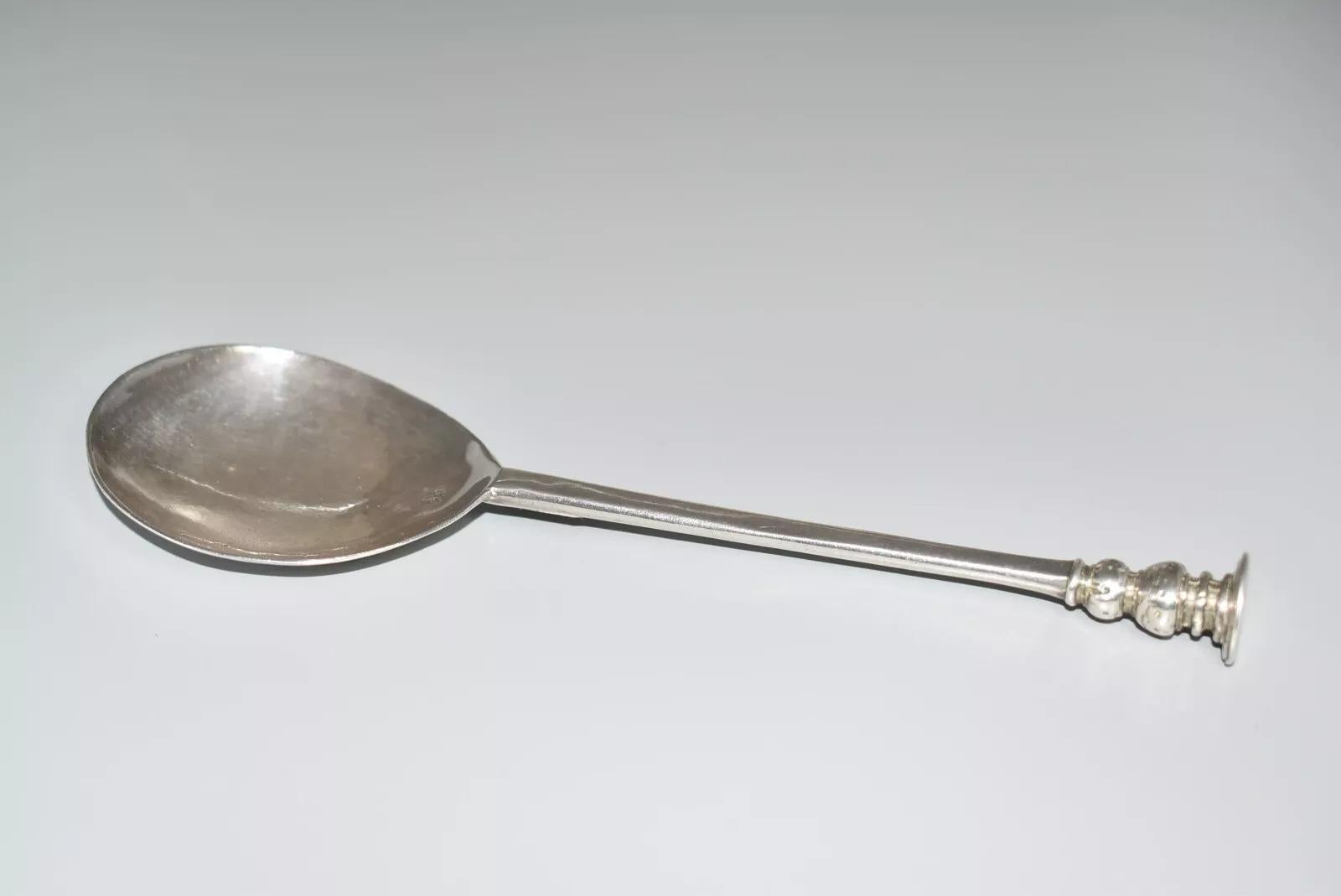 Fino al XVIII secolo Antico cucchiaio d'argento massiccio Seal Top 1630 con marchio 'IG' in vendita