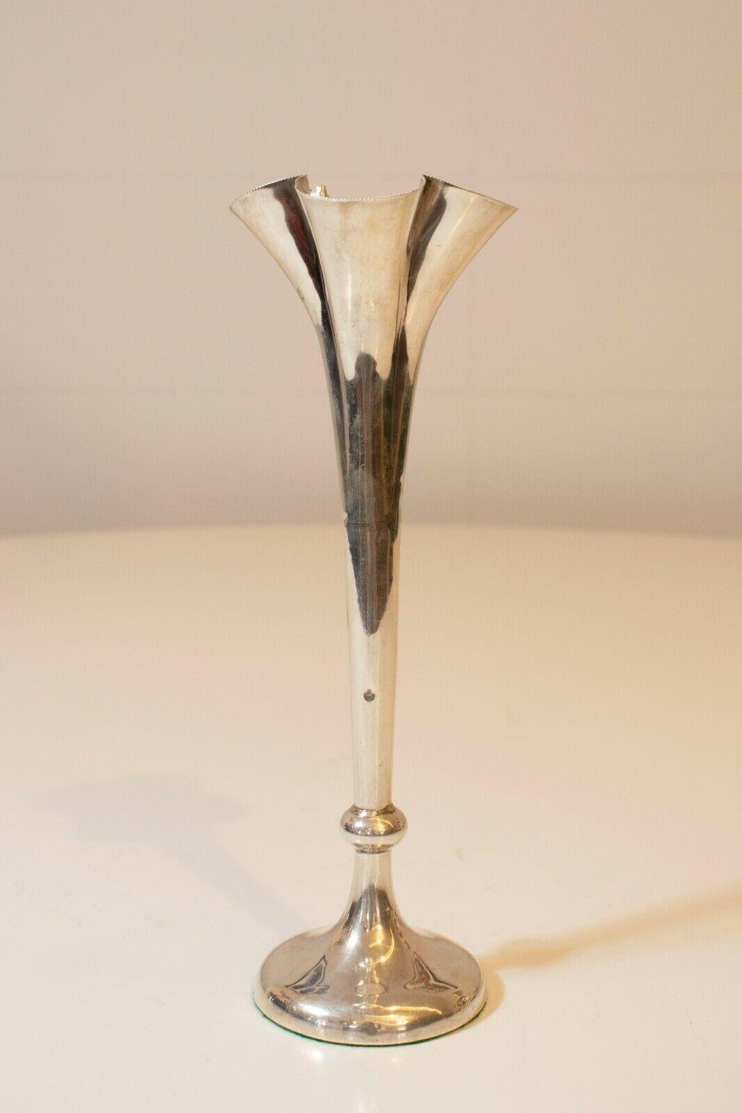A charming antique Edwardian 19th Century solid silver single stem fluted vase with hallmarks, London 1904

Lovely aged patina with some signs of usage (expected from age), adds to the charm of the vase.