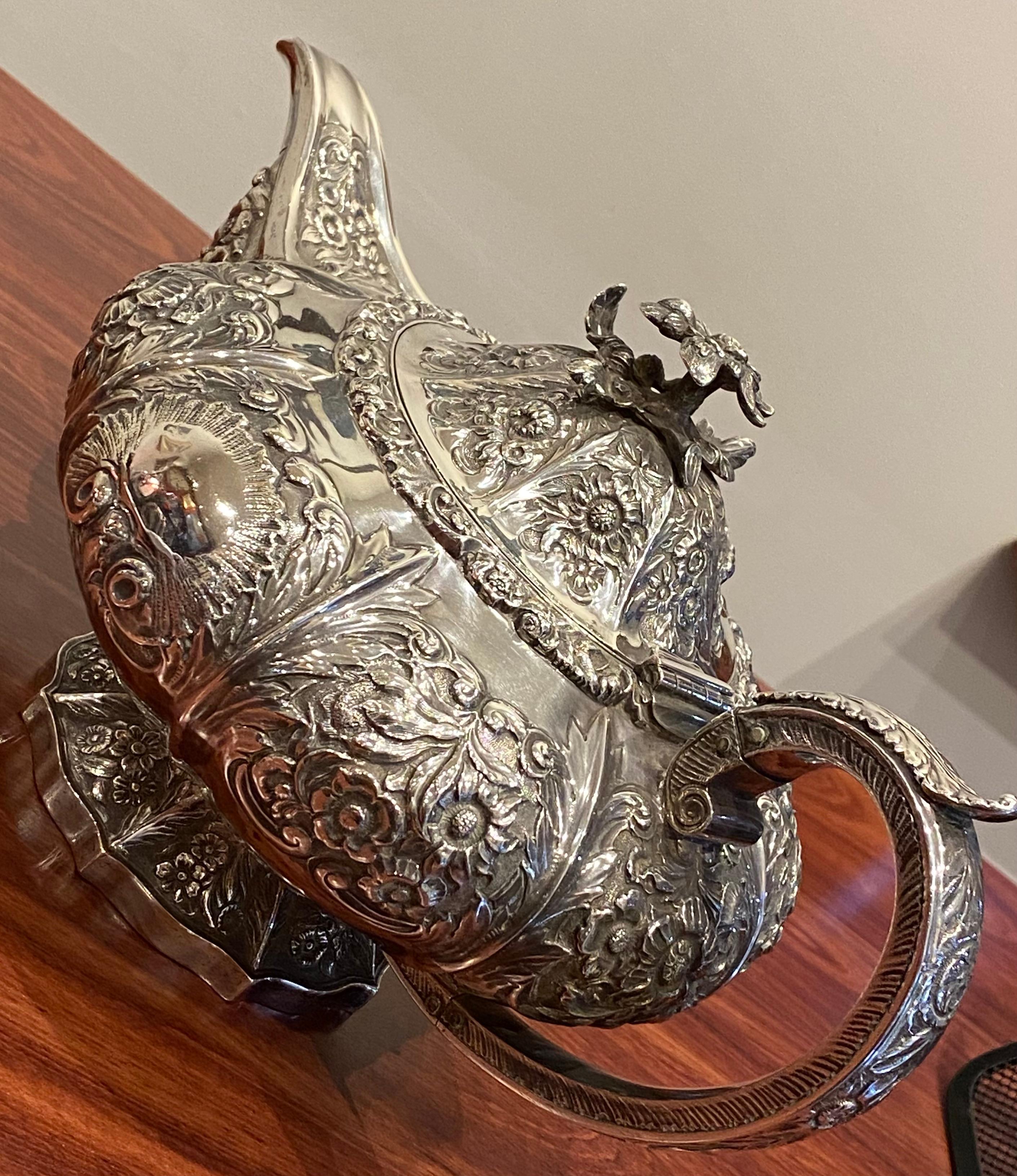 Antica teiera d'argento massiccio William IV London, c1825 Repousse di Ebenezer Cook in vendita 5