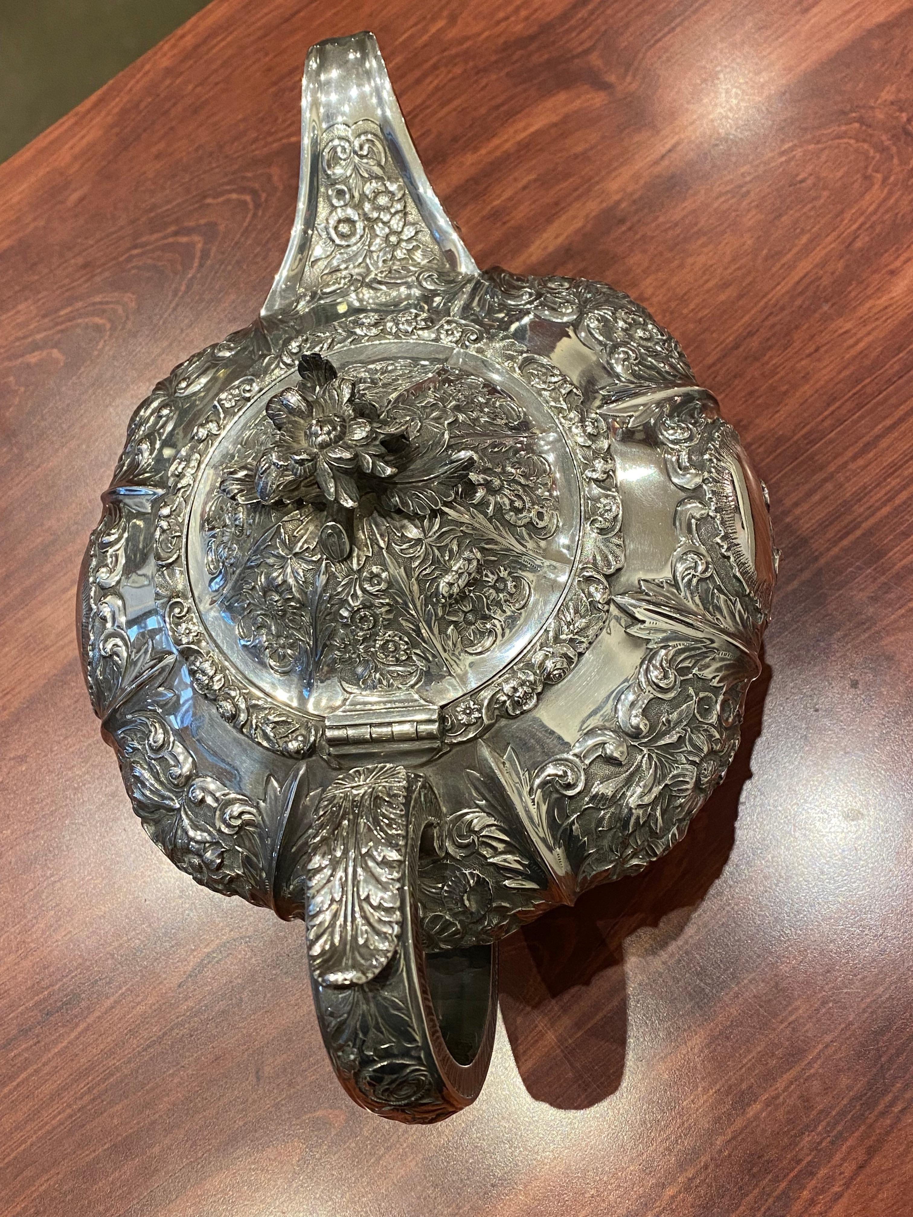 Guglielmo IV Antica teiera d'argento massiccio William IV London, c1825 Repousse di Ebenezer Cook in vendita