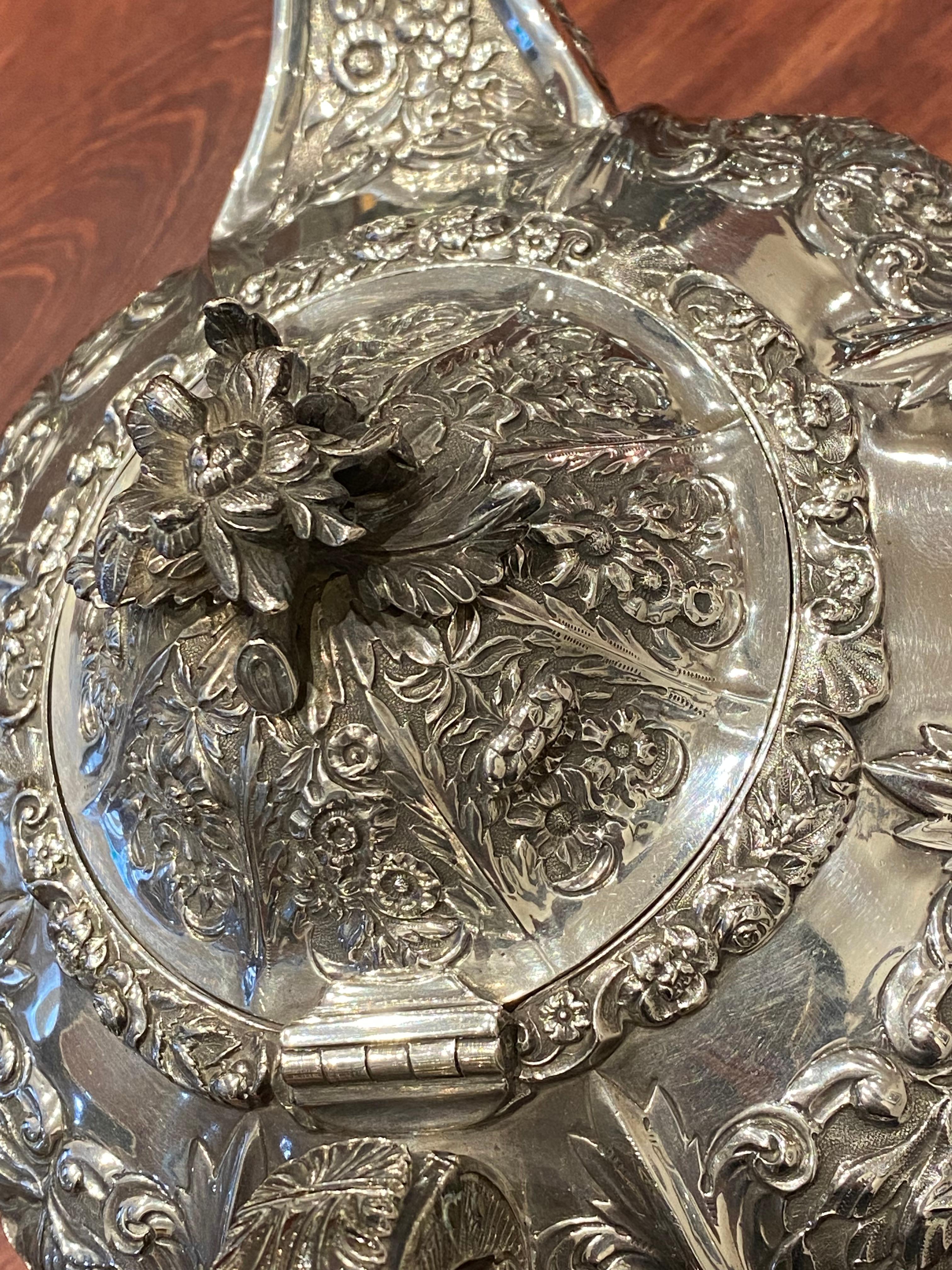 Antica teiera d'argento massiccio William IV London, c1825 Repousse di Ebenezer Cook In condizioni ottime in vendita a MELBOURNE, AU