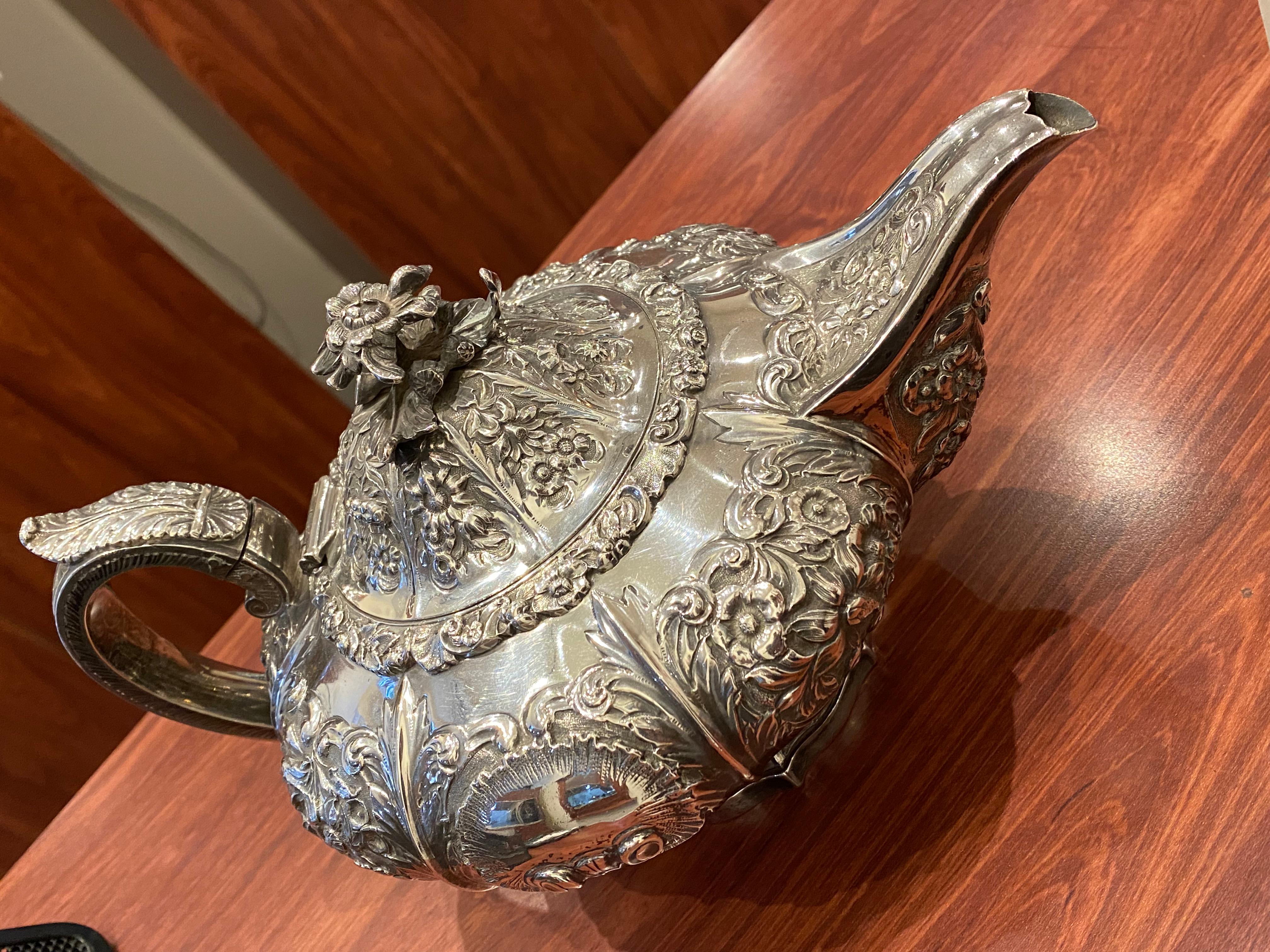 Antica teiera d'argento massiccio William IV London, c1825 Repousse di Ebenezer Cook in vendita 1