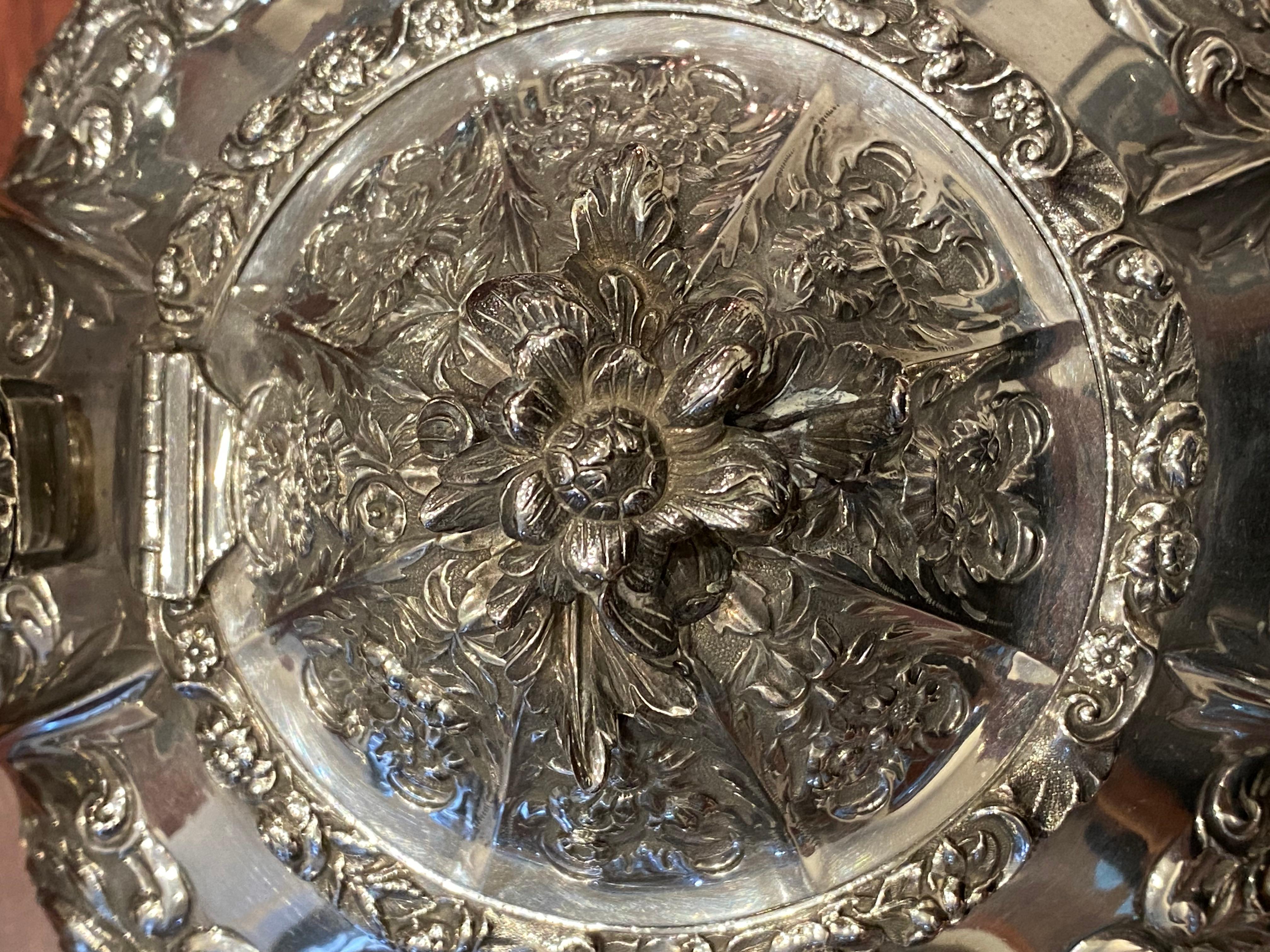 Antica teiera d'argento massiccio William IV London, c1825 Repousse di Ebenezer Cook in vendita 2