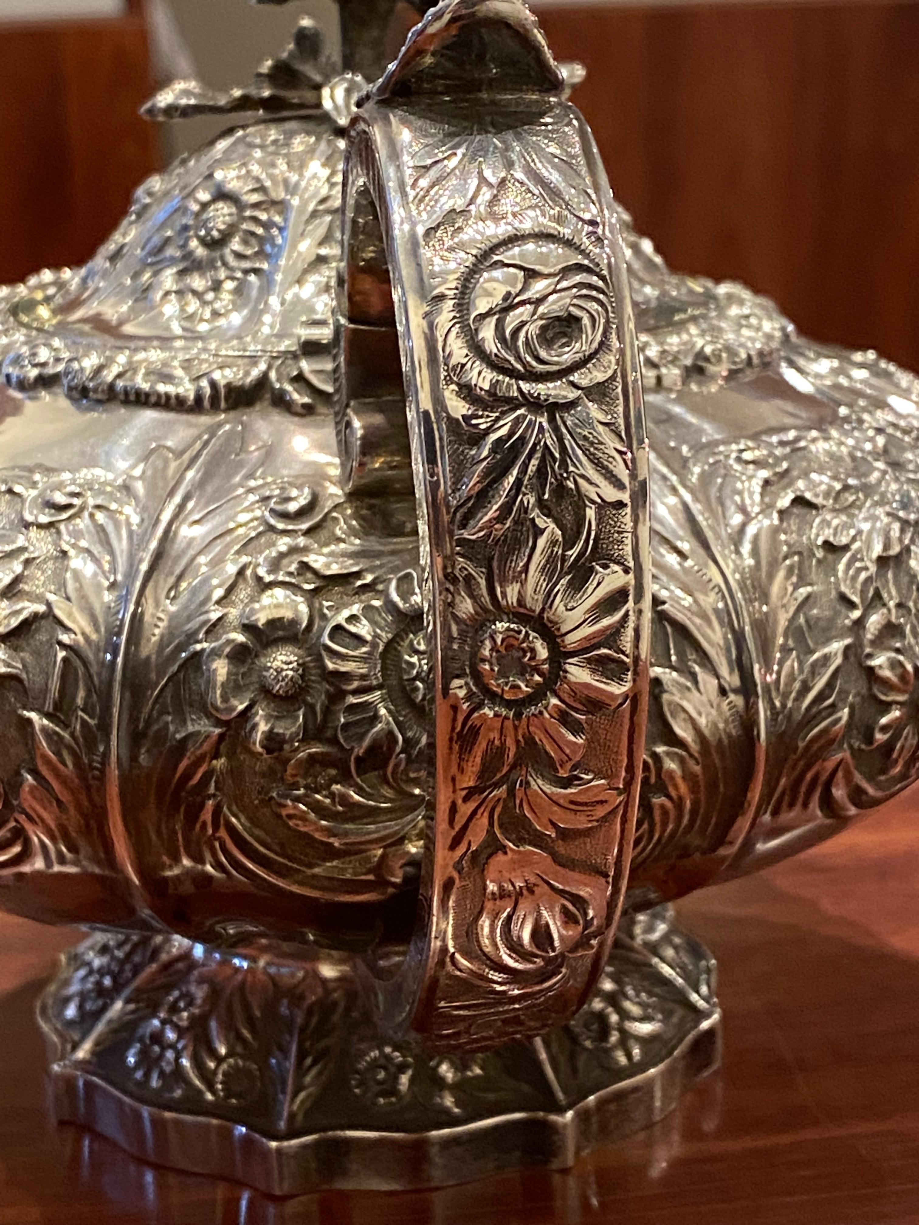 Antica teiera d'argento massiccio William IV London, c1825 Repousse di Ebenezer Cook in vendita 3