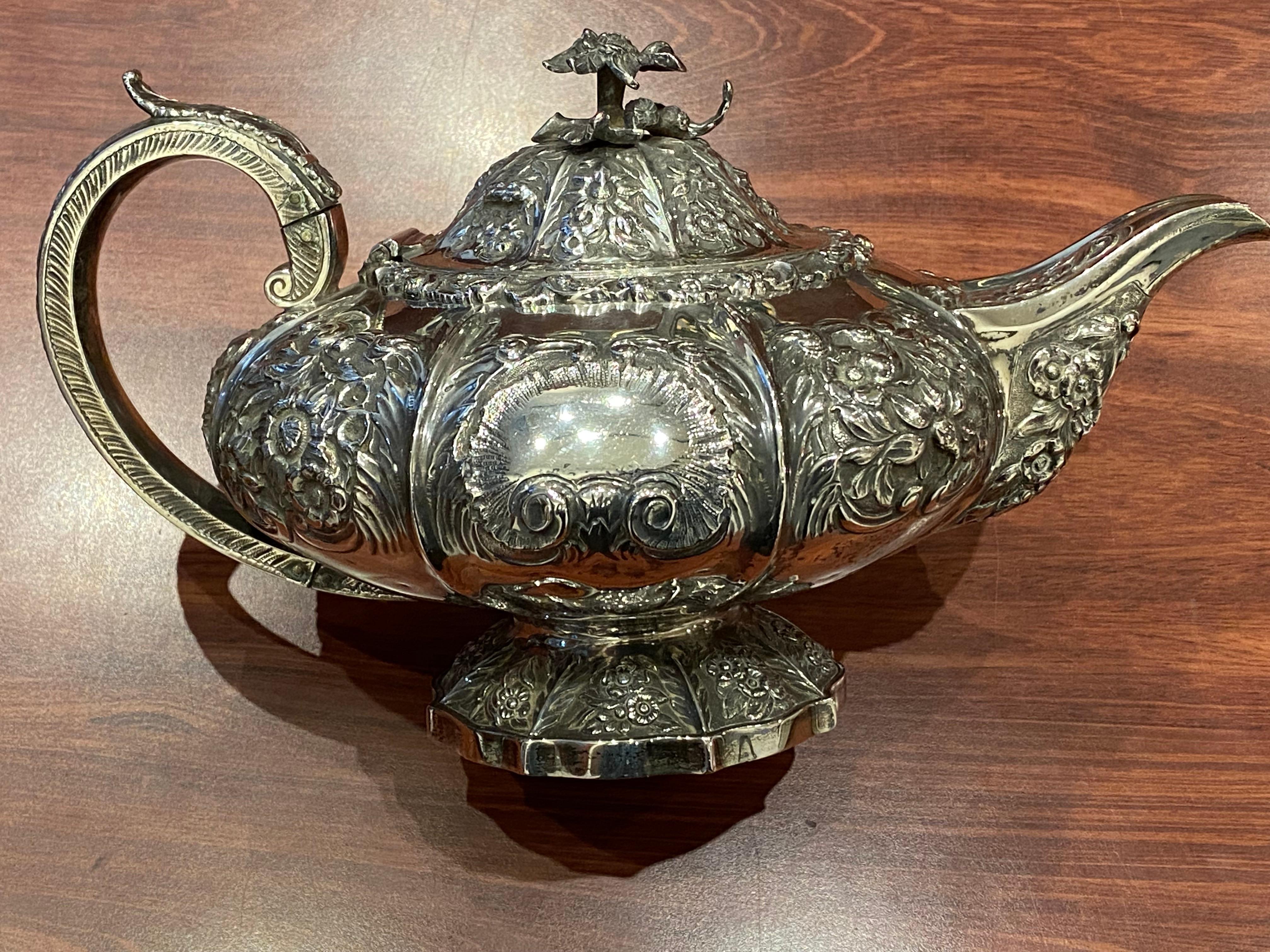 Antica teiera d'argento massiccio William IV London, c1825 Repousse di Ebenezer Cook in vendita 4