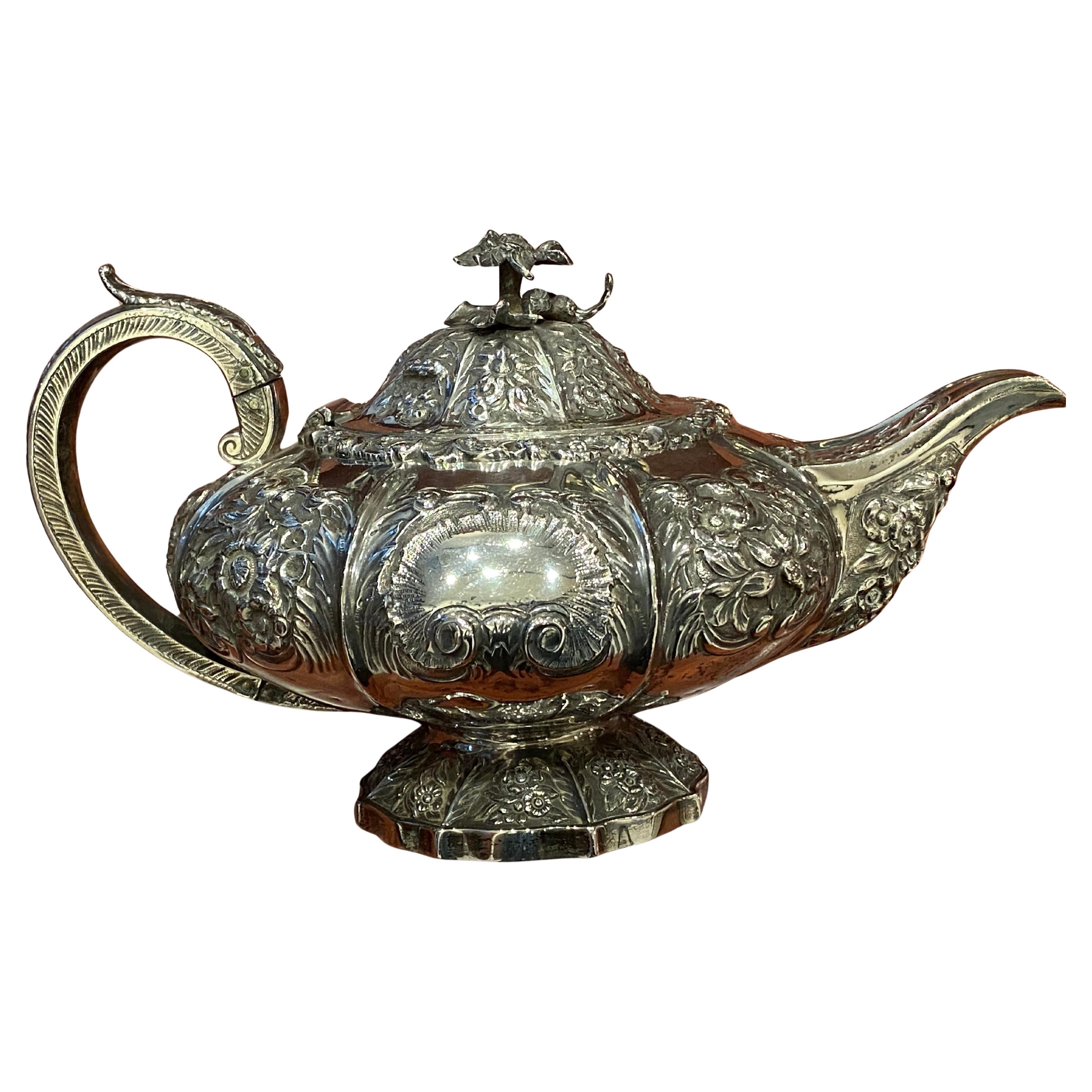 Antica teiera d'argento massiccio William IV London, c1825 Repousse di Ebenezer Cook in vendita