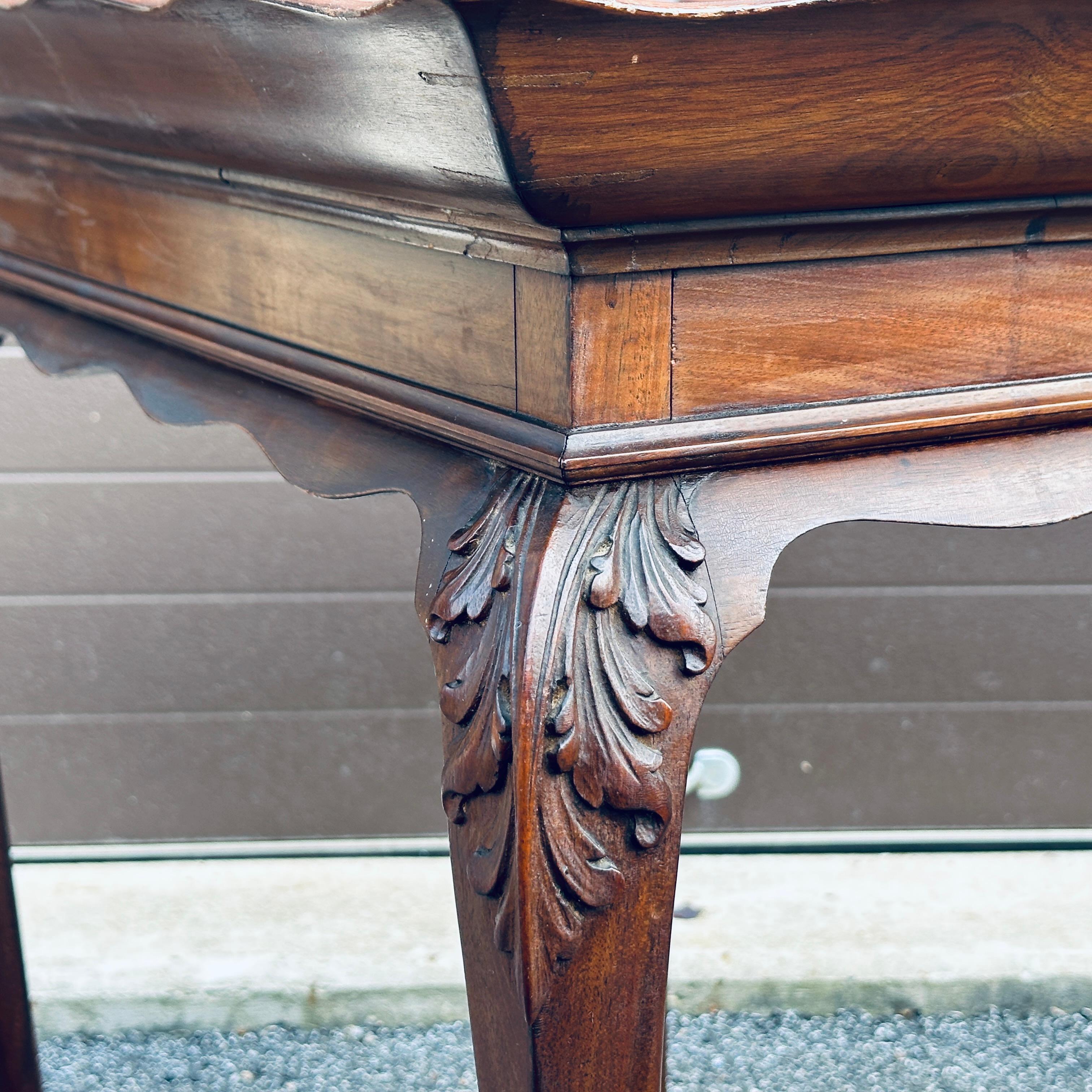Table à plateau fixe ancienne en noyer massif avec pied en patte d'oie en vente 3