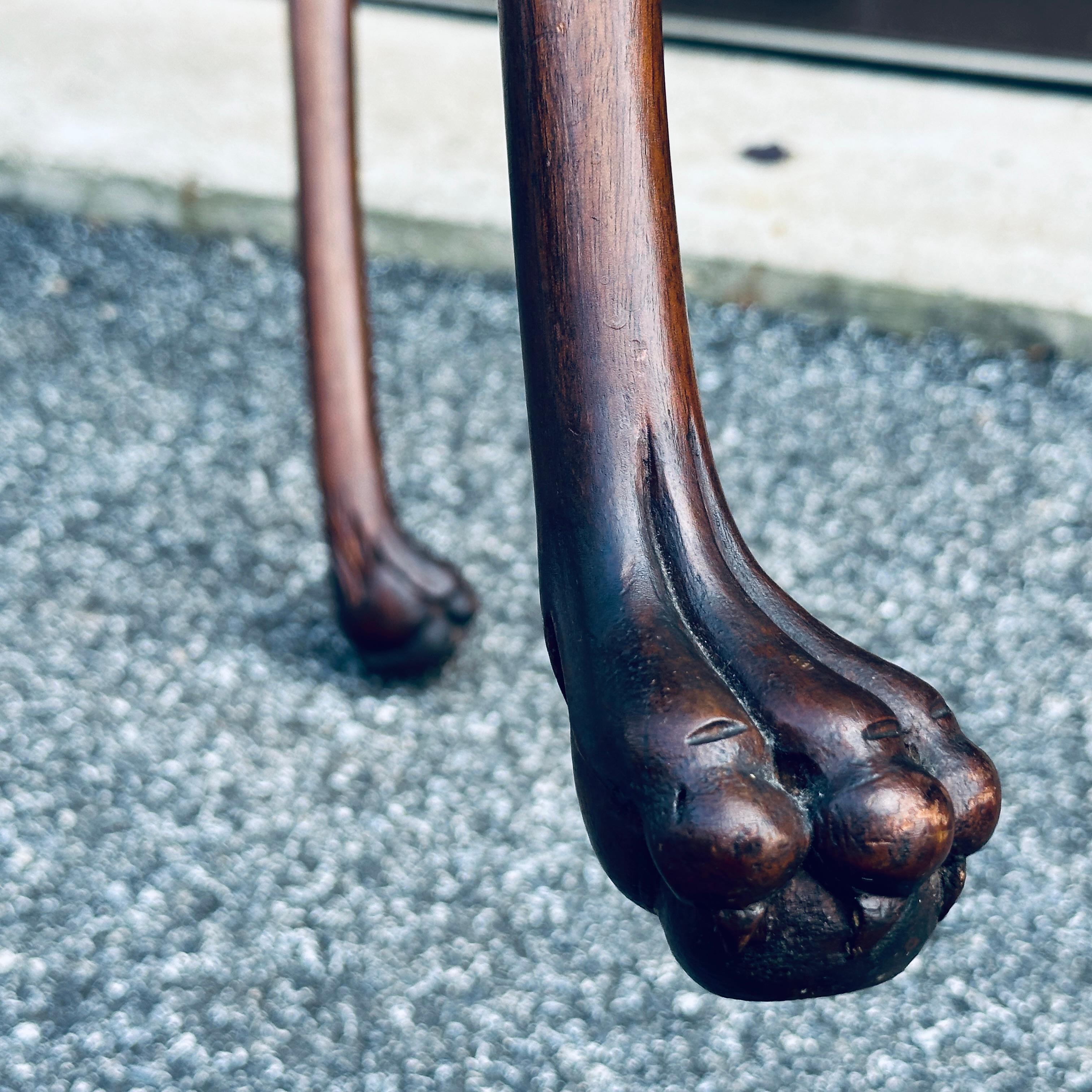 Table à plateau fixe ancienne en noyer massif avec pied en patte d'oie en vente 4