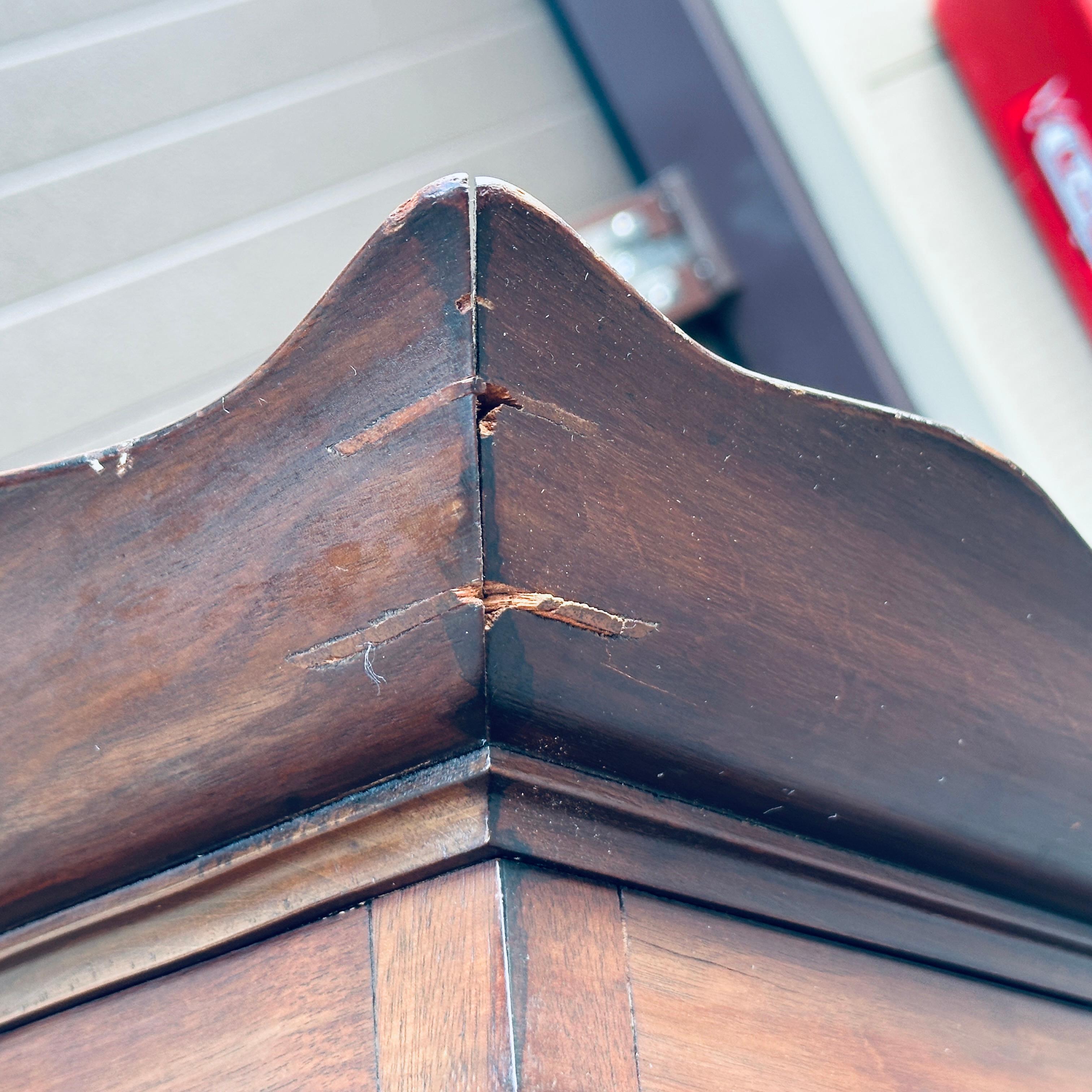 Table à plateau fixe ancienne en noyer massif avec pied en patte d'oie en vente 5