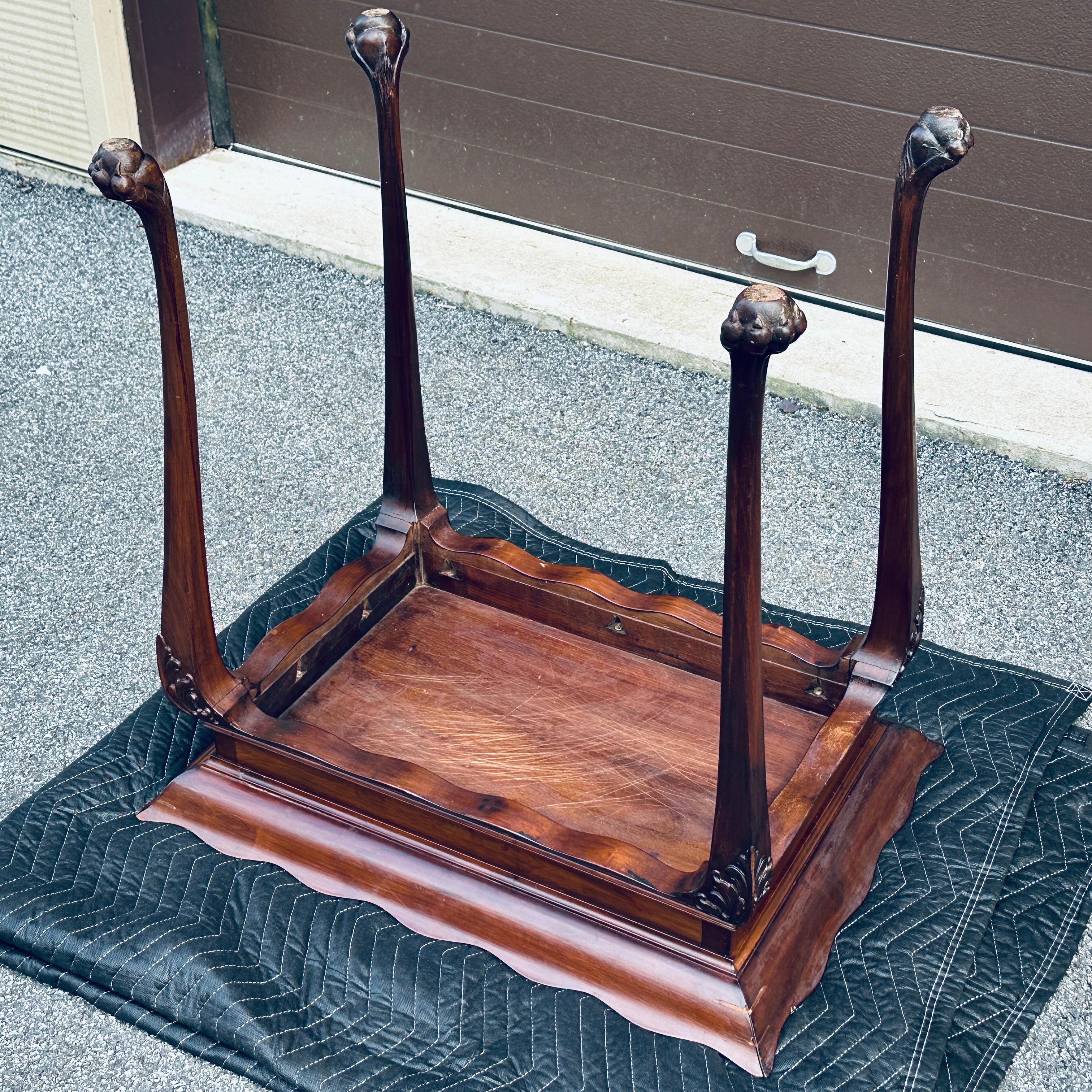 Table à plateau fixe ancienne en noyer massif avec pied en patte d'oie en vente 6