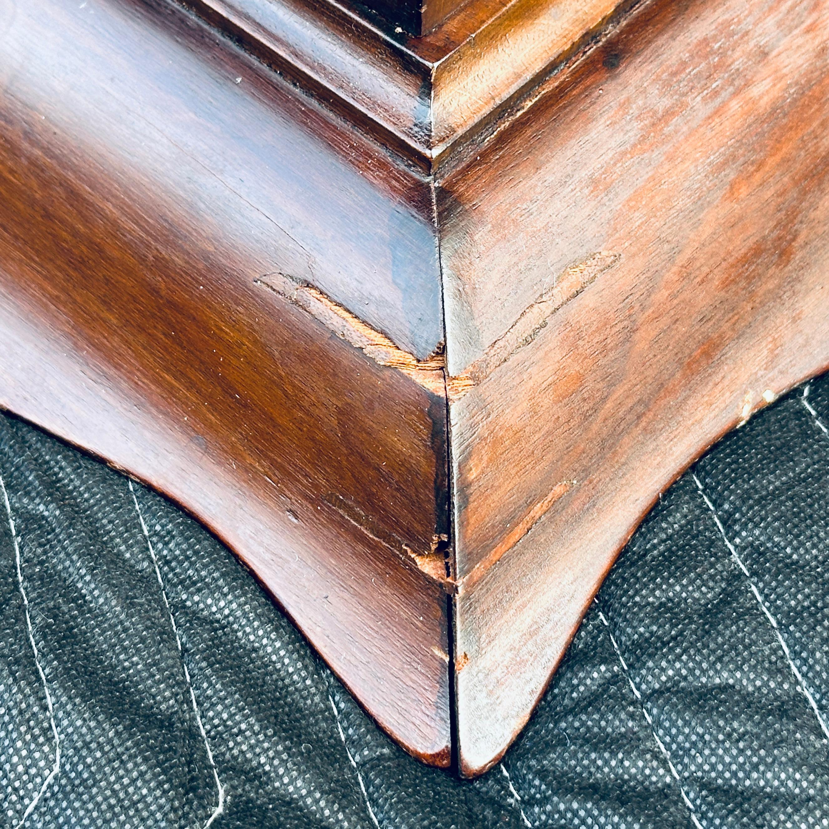 Table à plateau fixe ancienne en noyer massif avec pied en patte d'oie en vente 7
