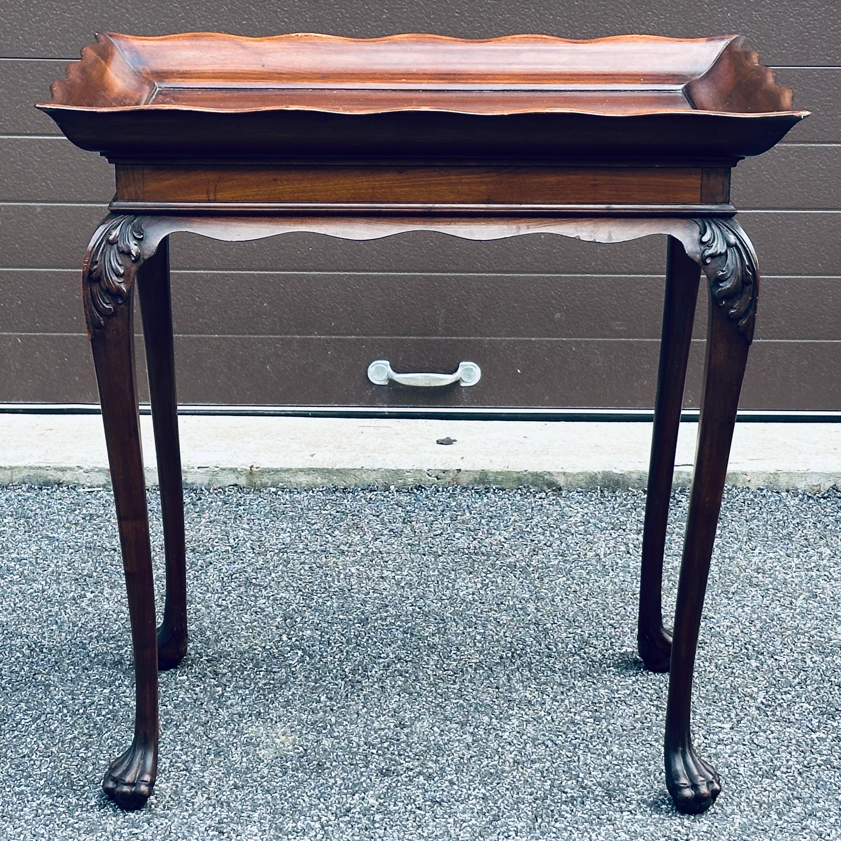 Table à plateau fixe inhabituelle en noyer massif reposant sur des pieds cabriole élancés avec genoux et pieds pattes sculptés. L'espace utilisable à l'intérieur du plateau mesure environ 23,25