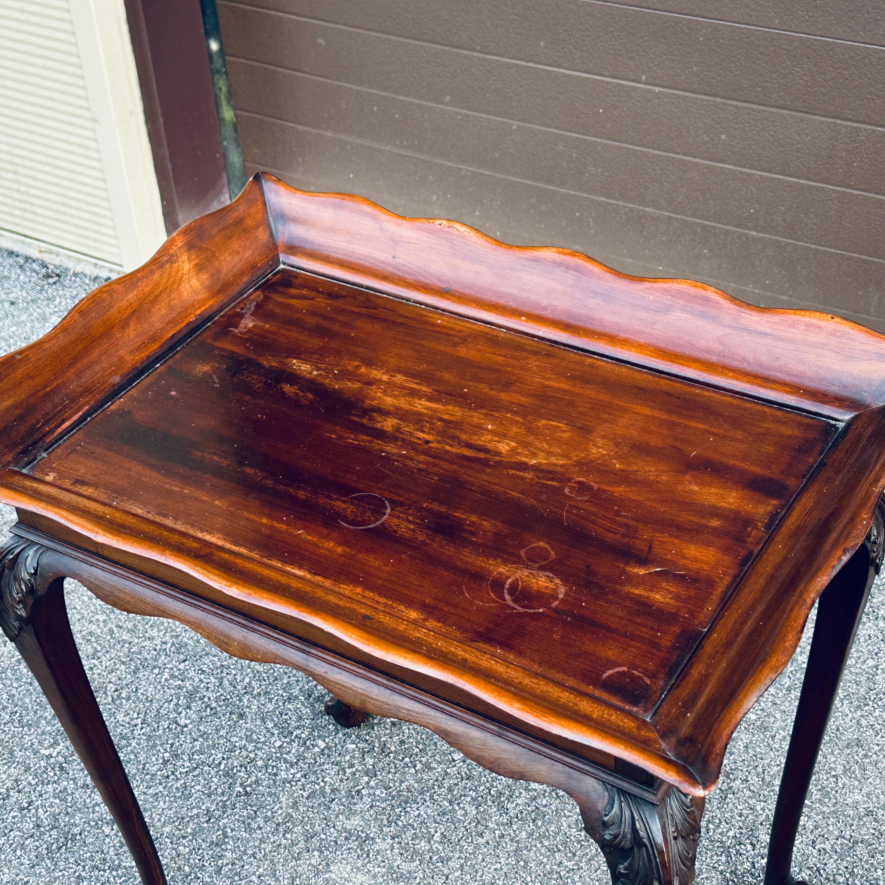 Américain Table à plateau fixe ancienne en noyer massif avec pied en patte d'oie en vente