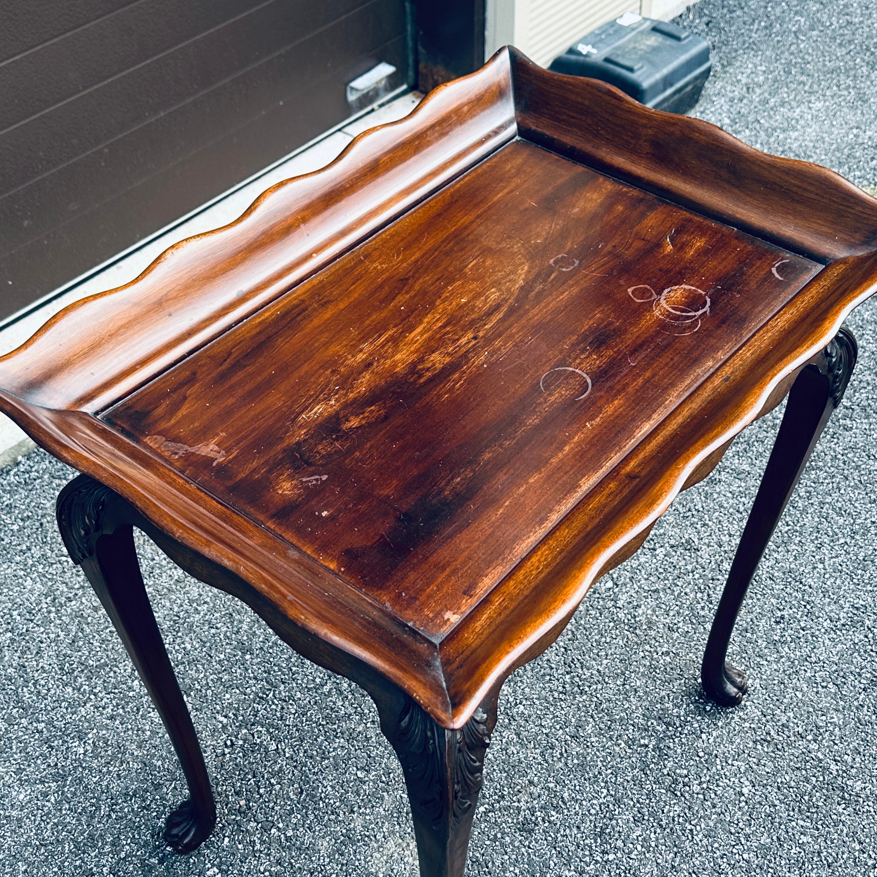 Table à plateau fixe ancienne en noyer massif avec pied en patte d'oie Bon état - En vente à West Chester, PA