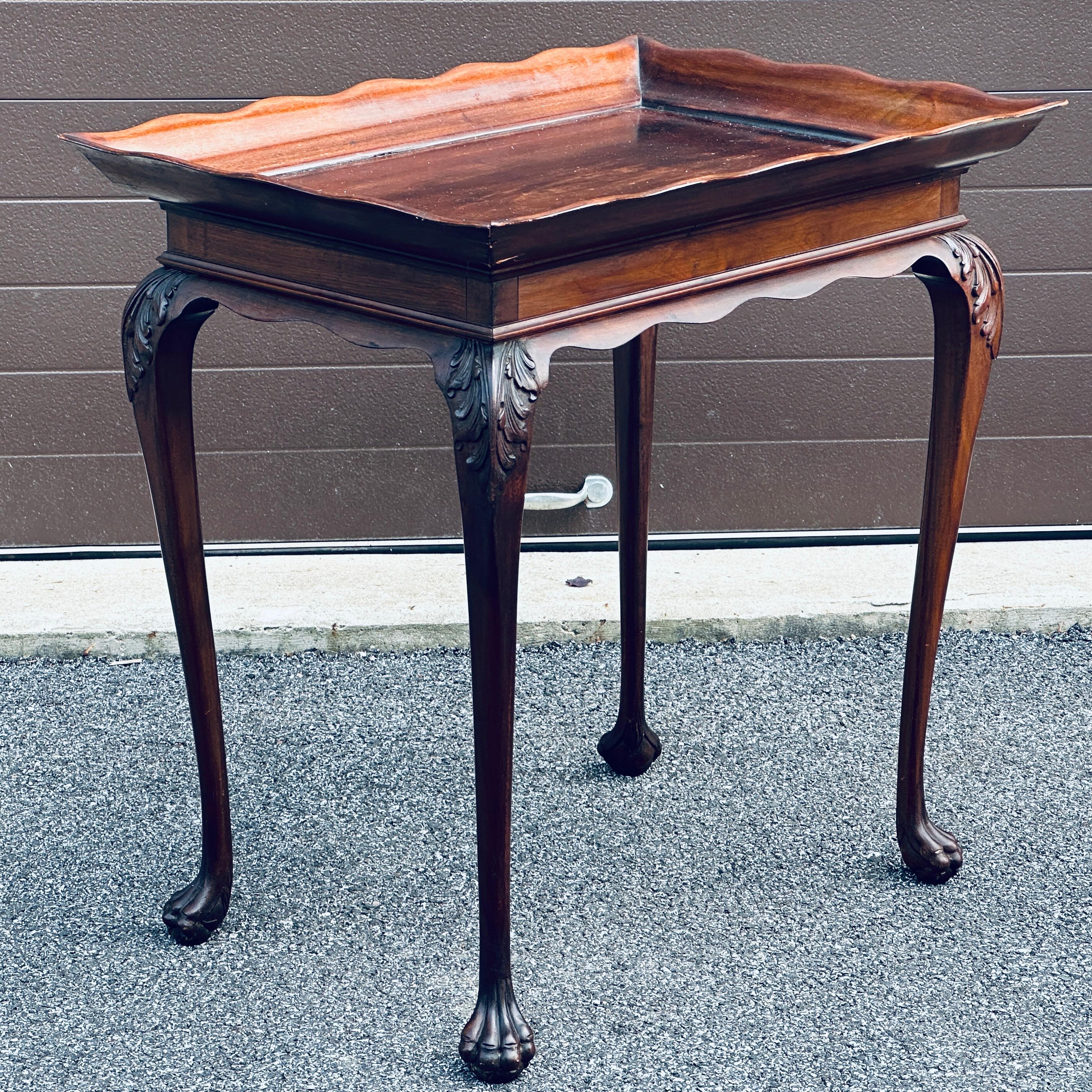 Table à plateau fixe ancienne en noyer massif avec pied en patte d'oie en vente 1