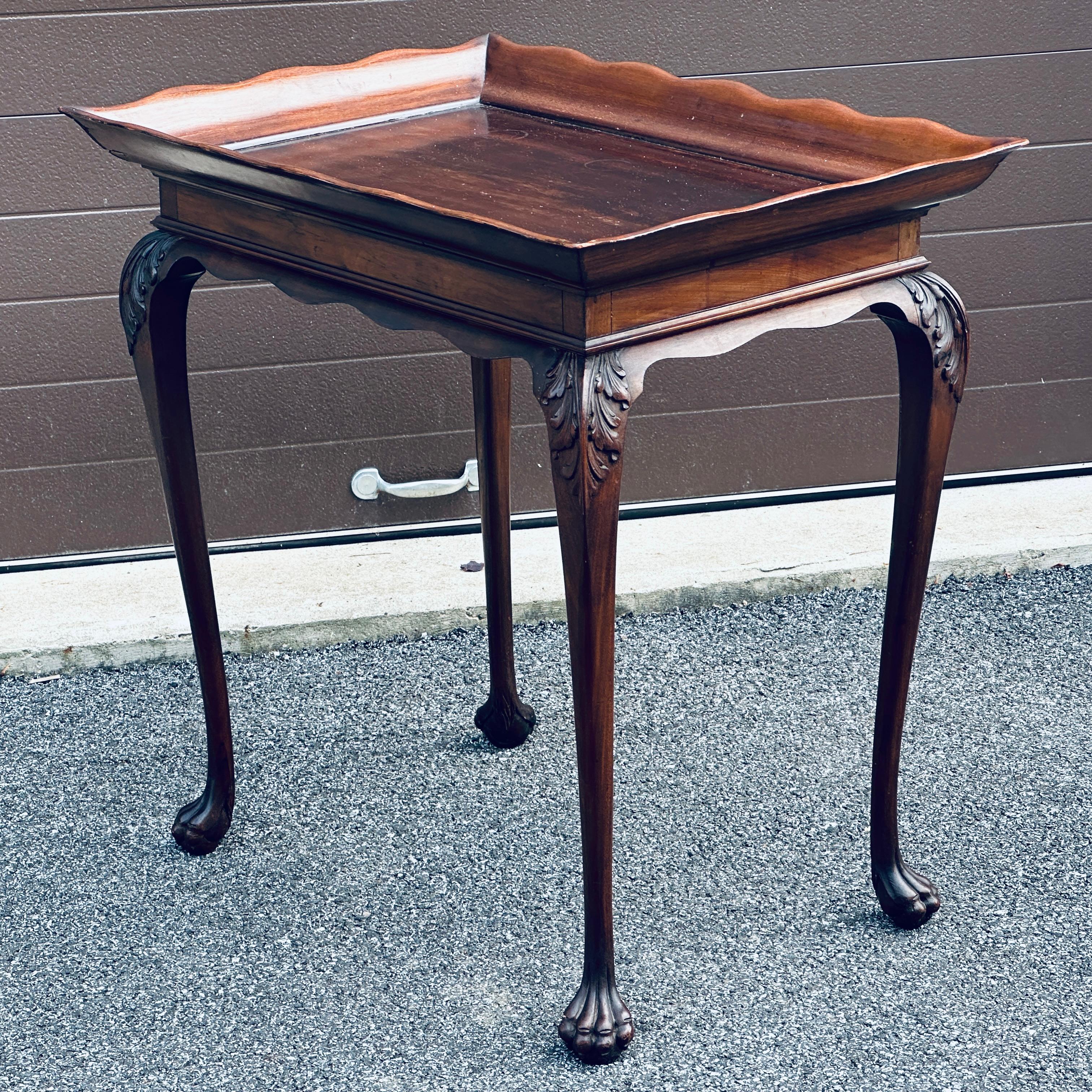 Table à plateau fixe ancienne en noyer massif avec pied en patte d'oie en vente 2