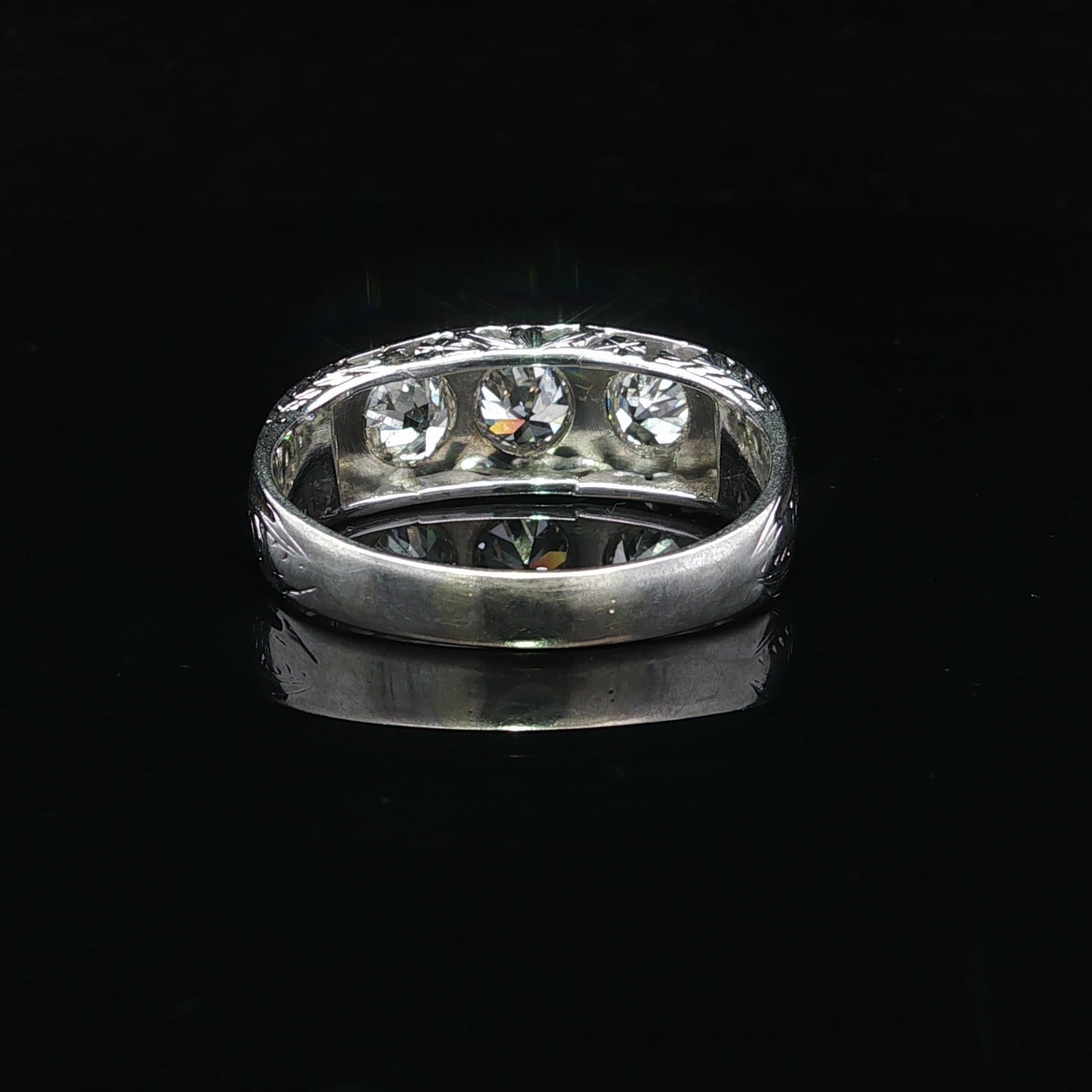 Antike solide Weißgold 1,73ct Old European Cut Gravur Arbeit 3 Stein Band Ring im Angebot 5