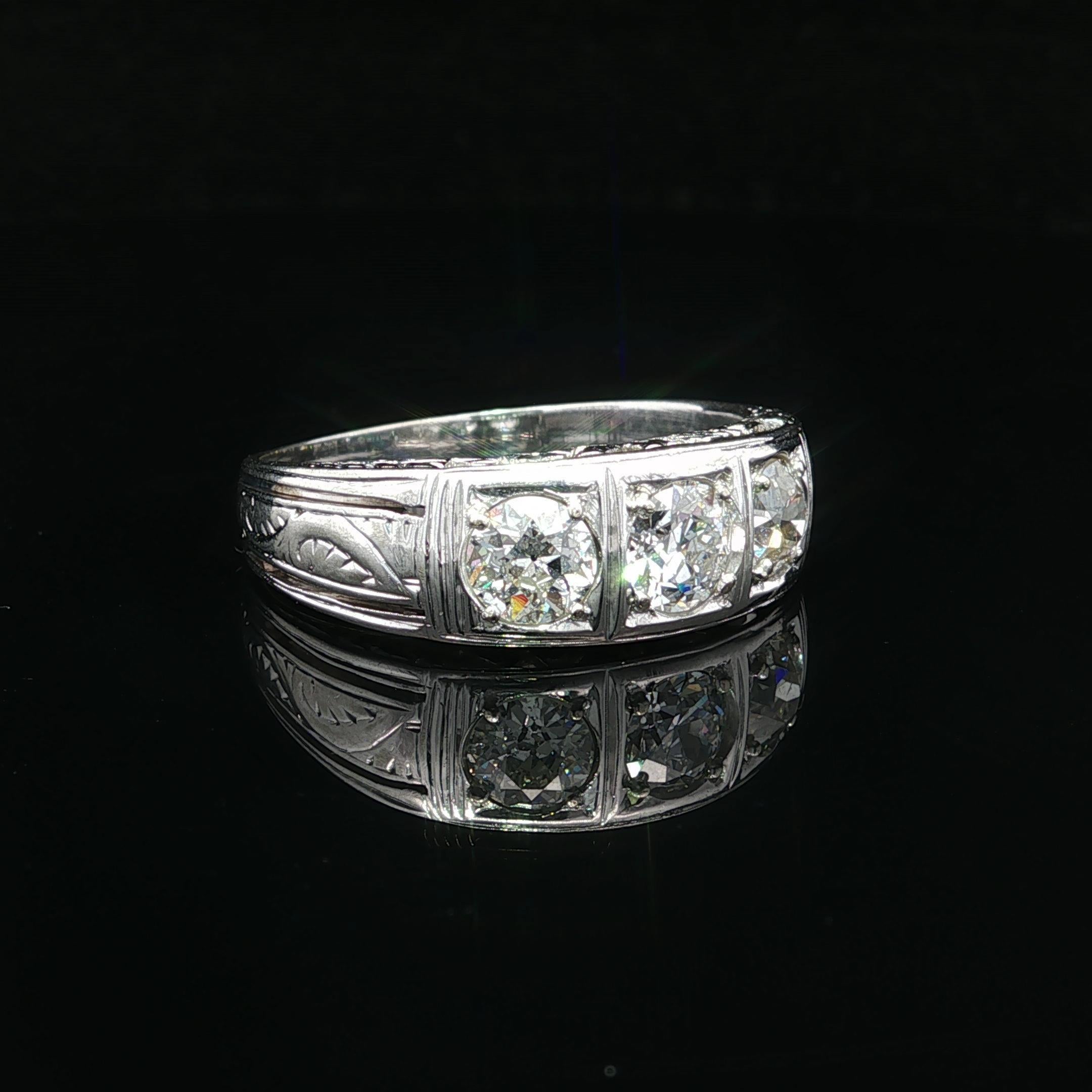 Antike solide Weißgold 1,73ct Old European Cut Gravur Arbeit 3 Stein Band Ring im Angebot 2