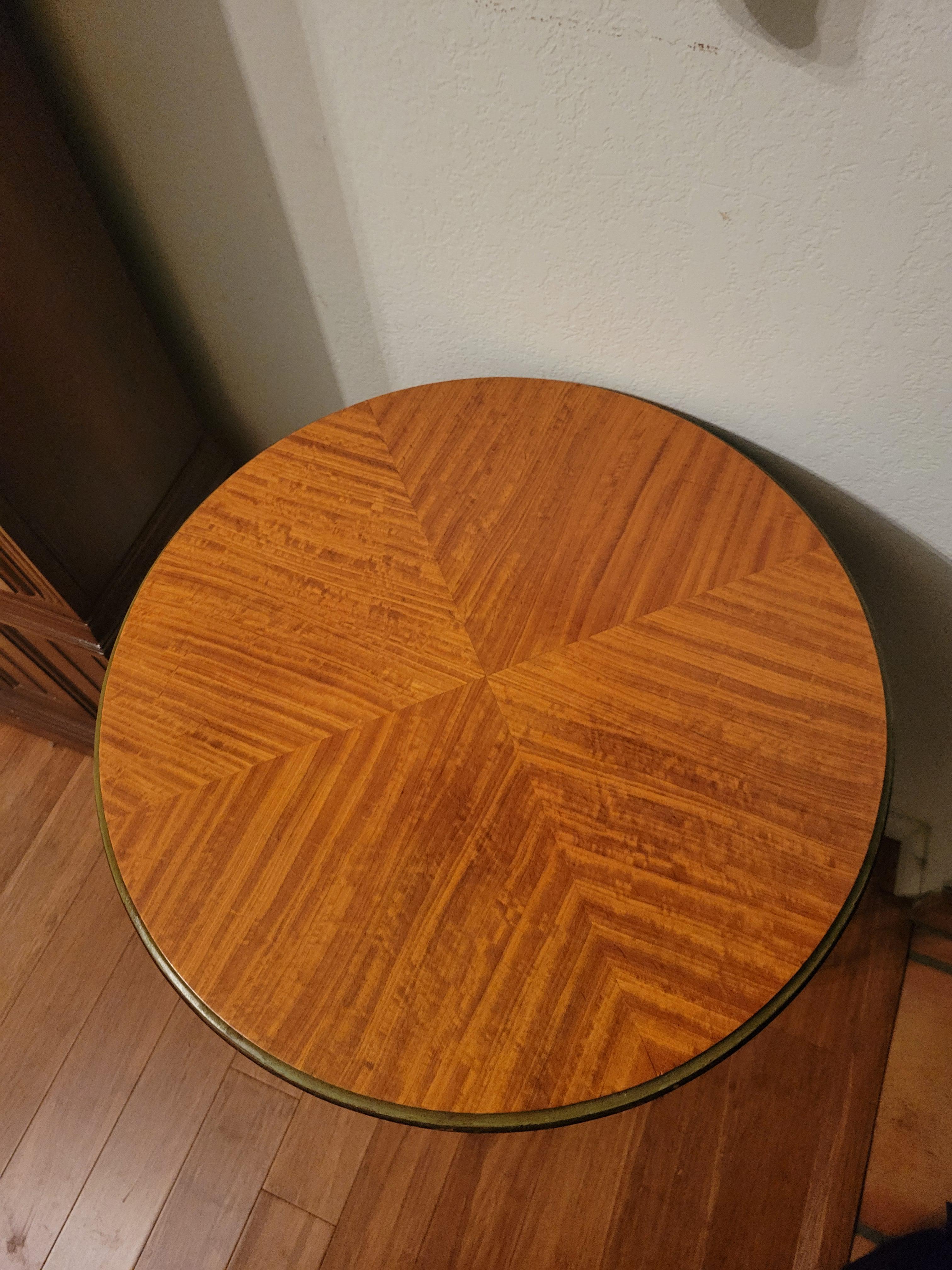 Table italienne ancienne en bois massif avec détails en laiton en vente 4