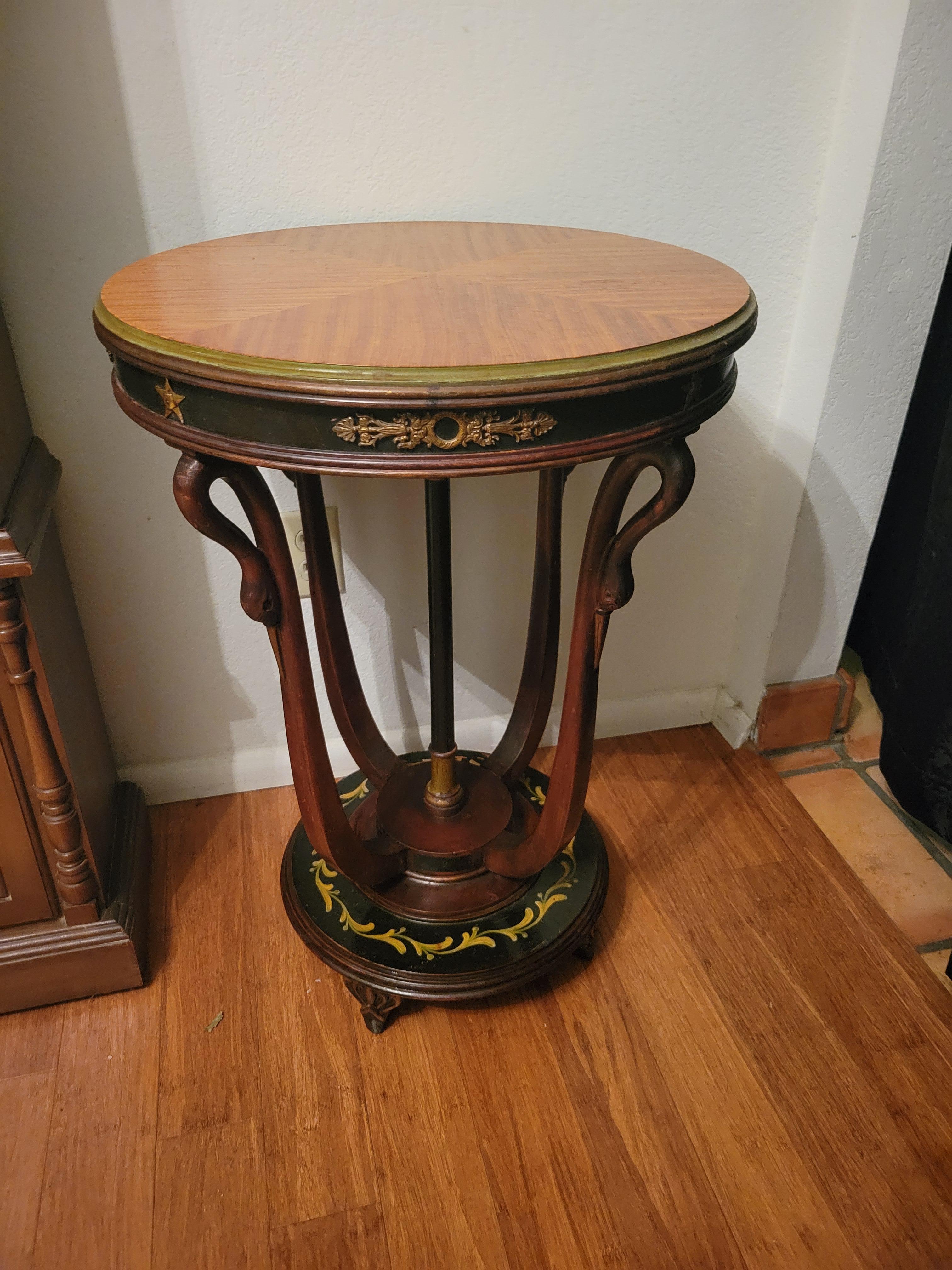 Table italienne ancienne en bois massif avec détails en laiton en vente 5