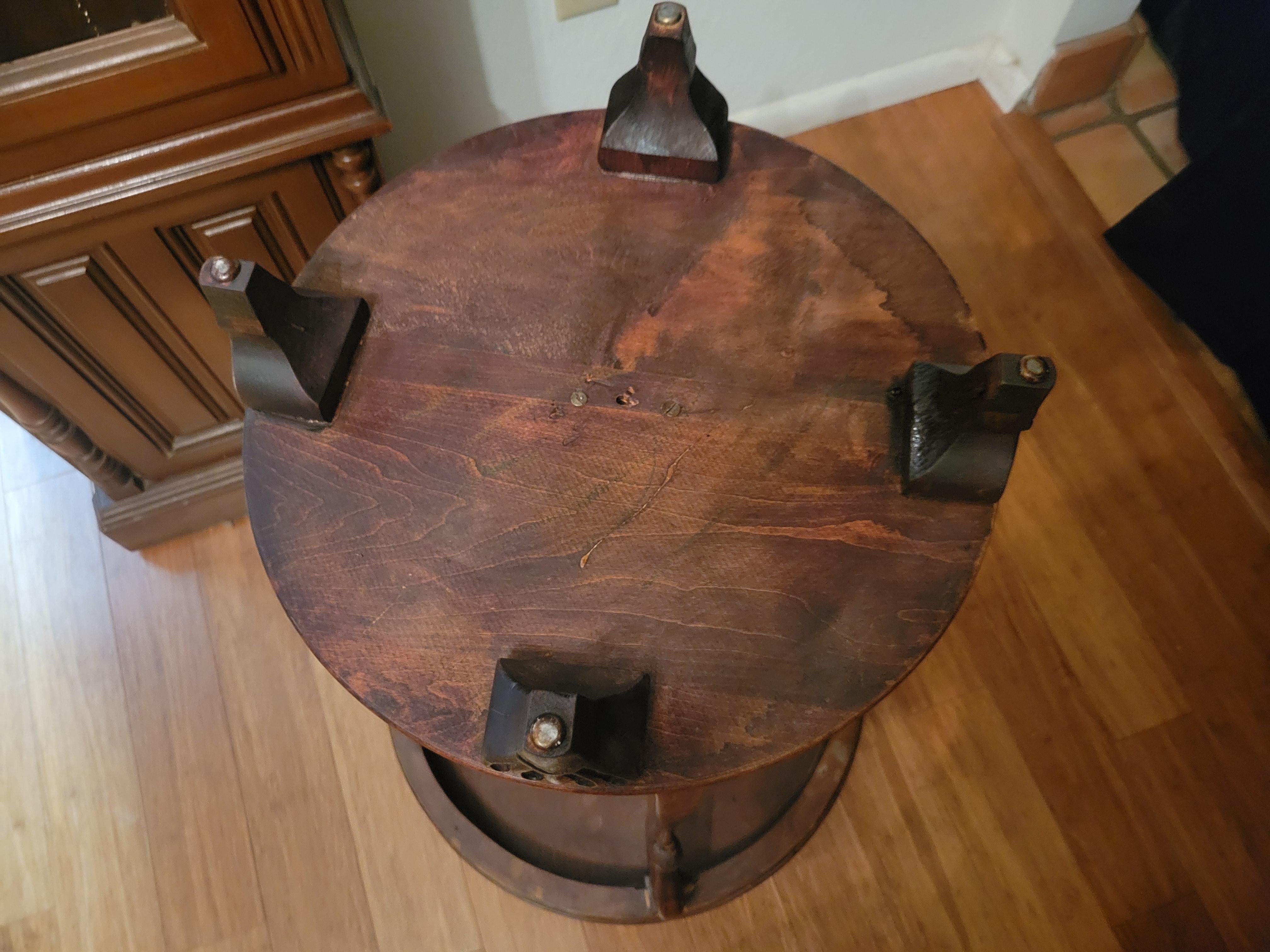 Table italienne ancienne en bois massif avec détails en laiton en vente 6