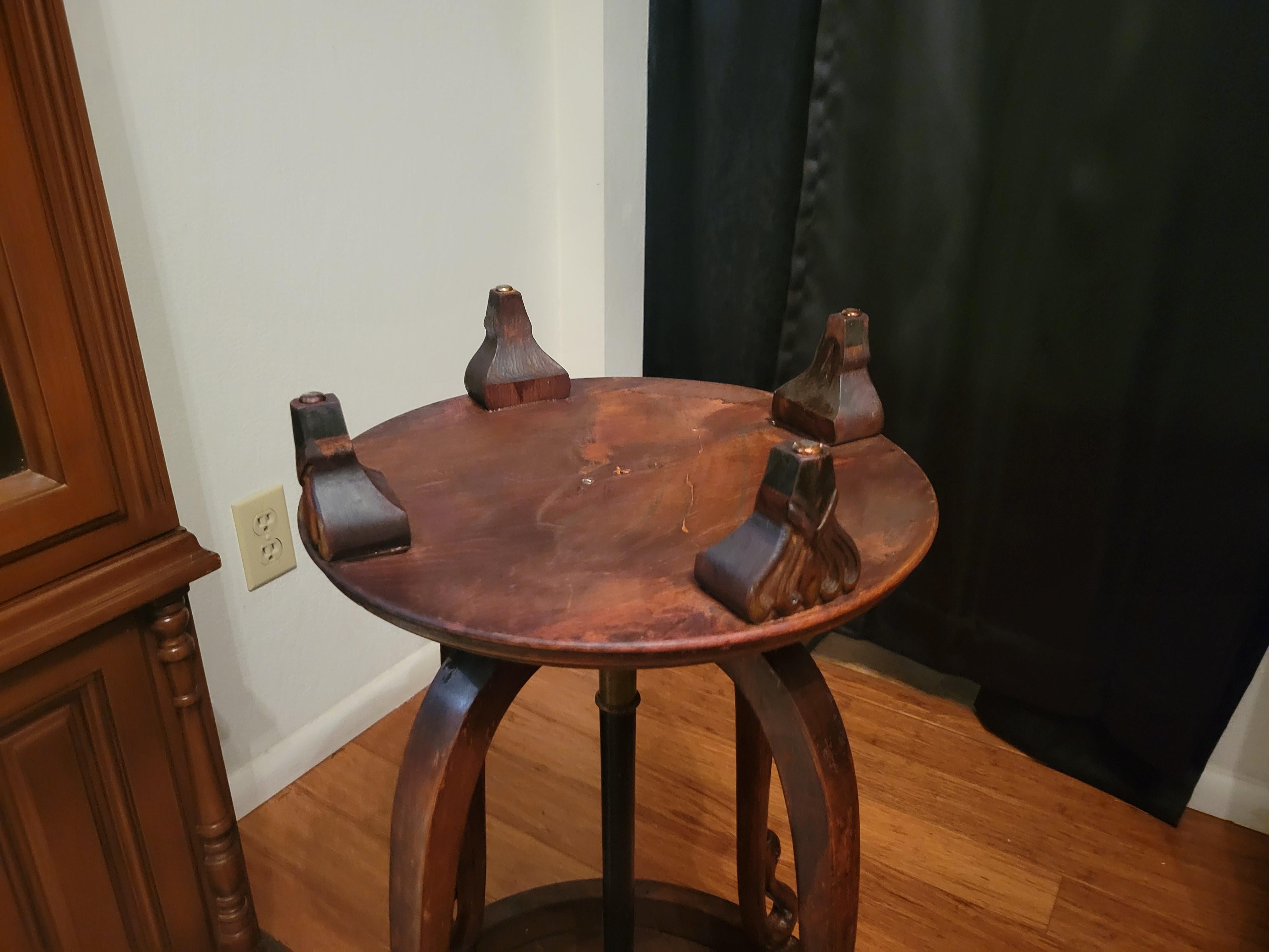 Table italienne ancienne en bois massif avec détails en laiton en vente 7