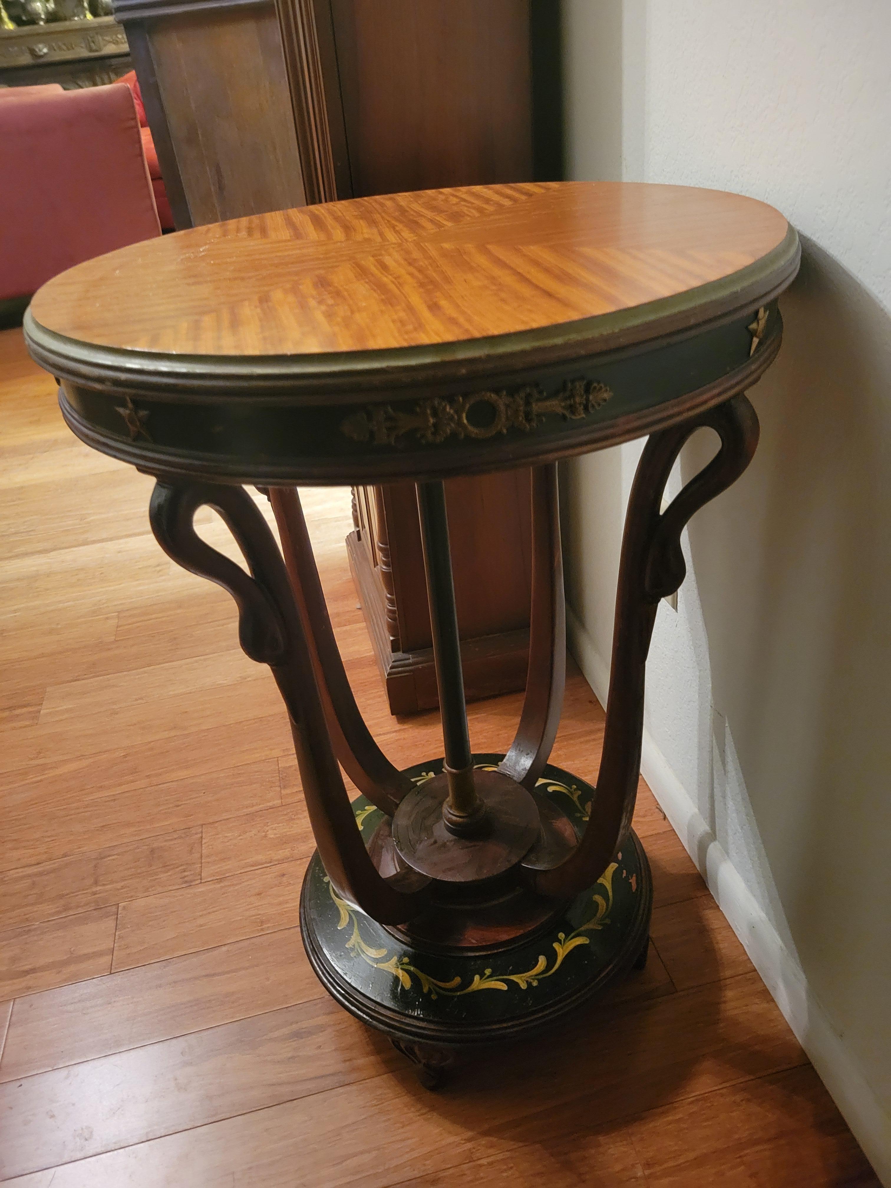Art nouveau Table italienne ancienne en bois massif avec détails en laiton en vente