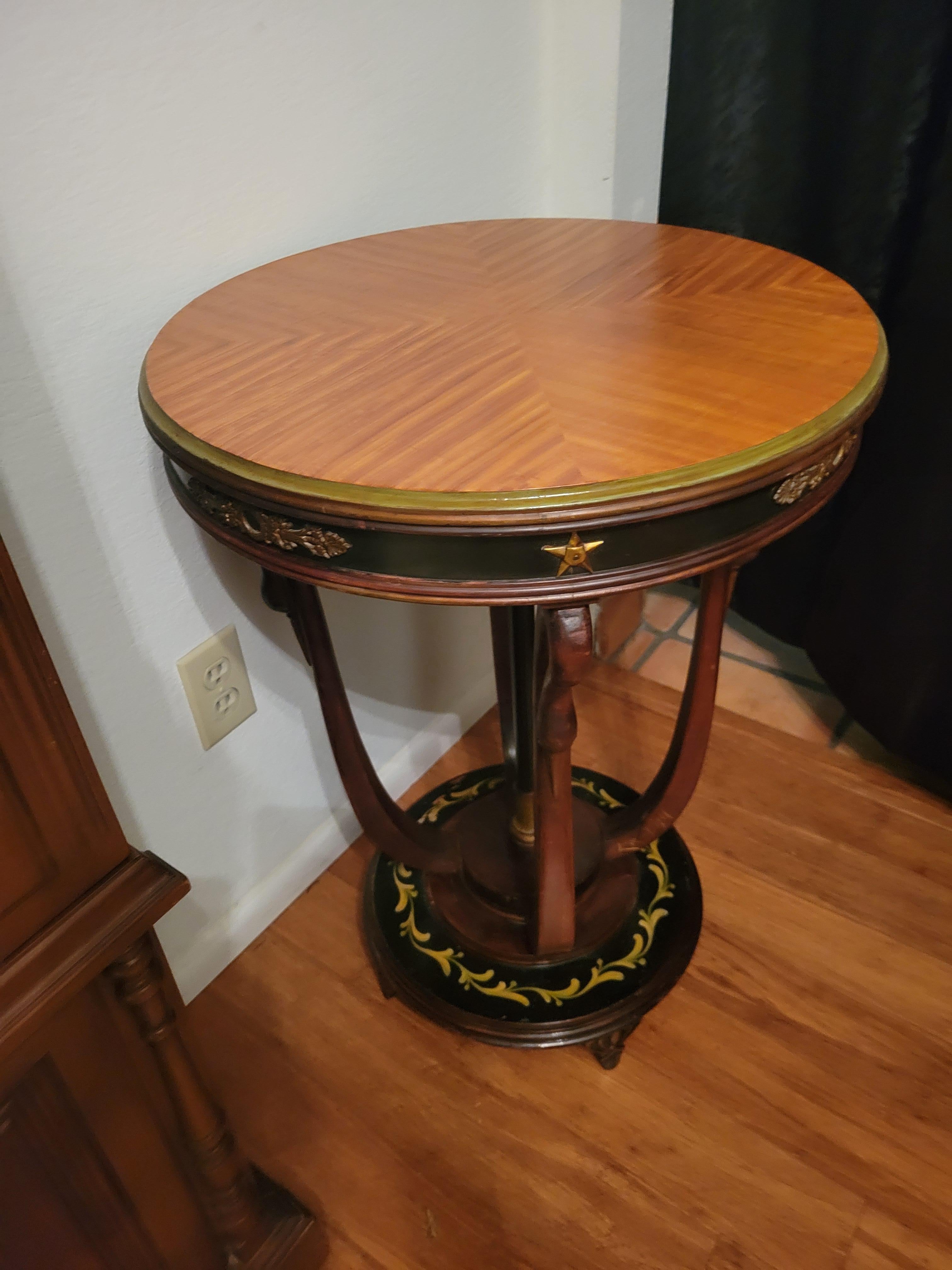 Table italienne ancienne en bois massif avec détails en laiton Bon état - En vente à Phoenix, AZ