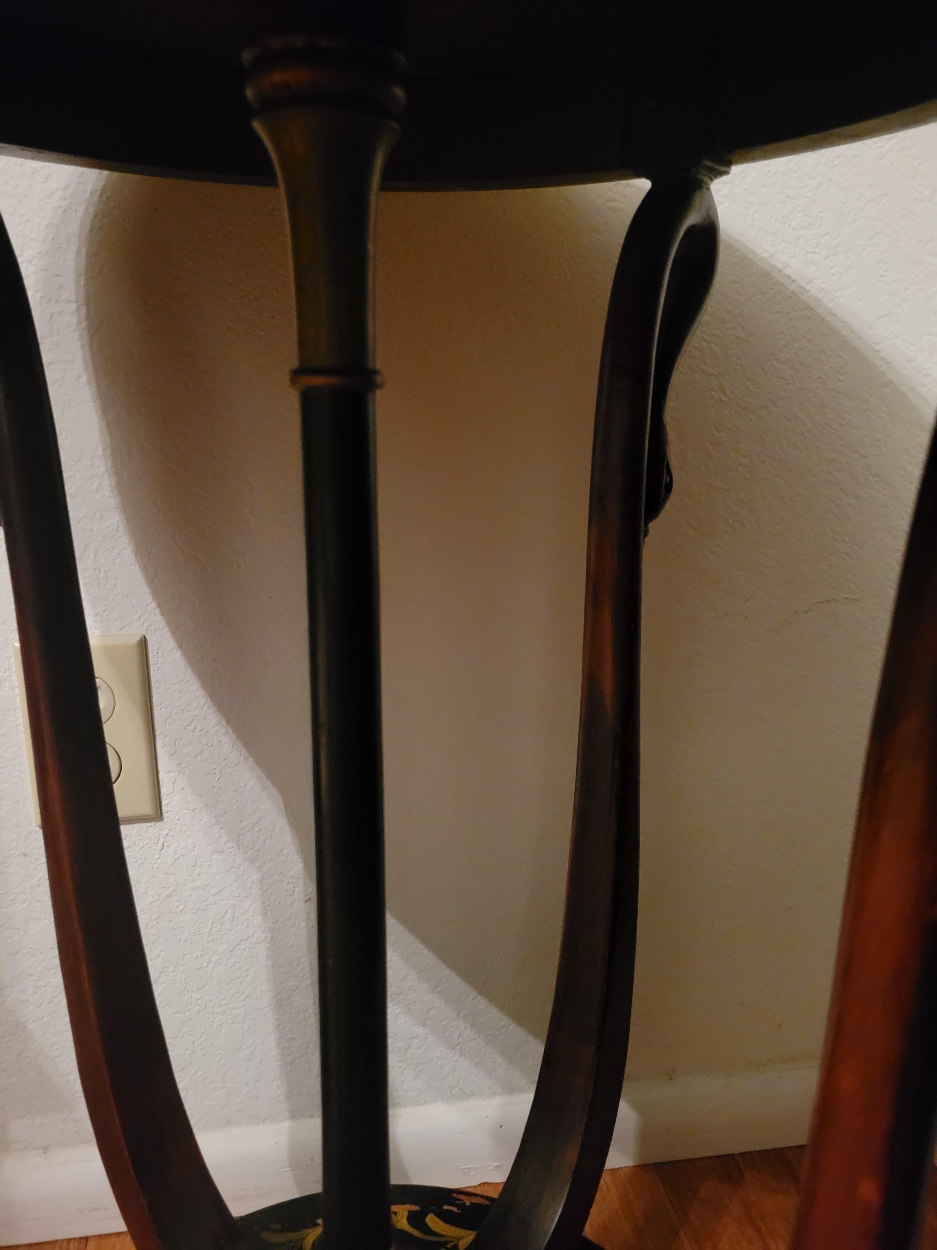 20ième siècle Table italienne ancienne en bois massif avec détails en laiton en vente