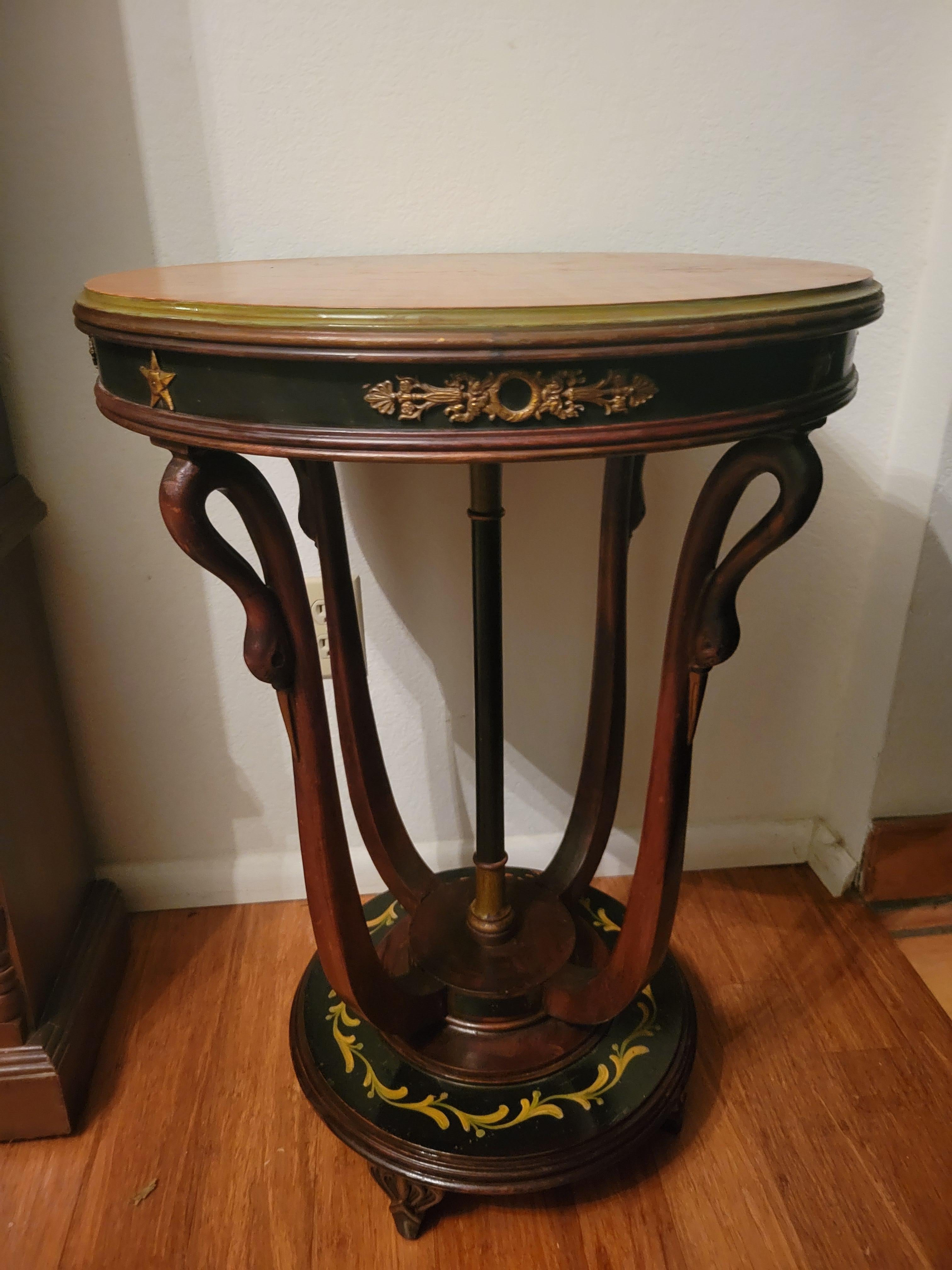 Laiton Table italienne ancienne en bois massif avec détails en laiton en vente