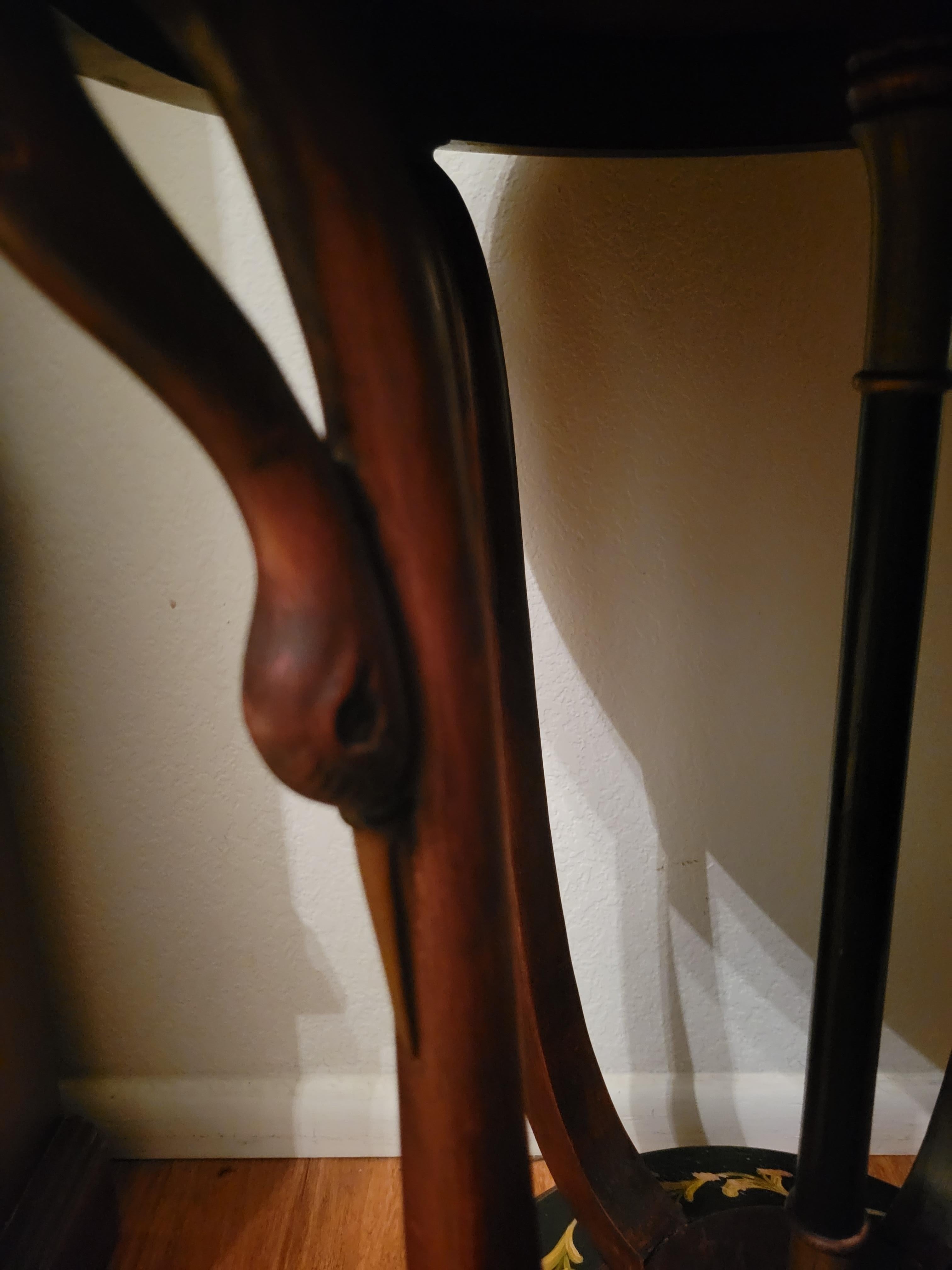 Table italienne ancienne en bois massif avec détails en laiton en vente 1