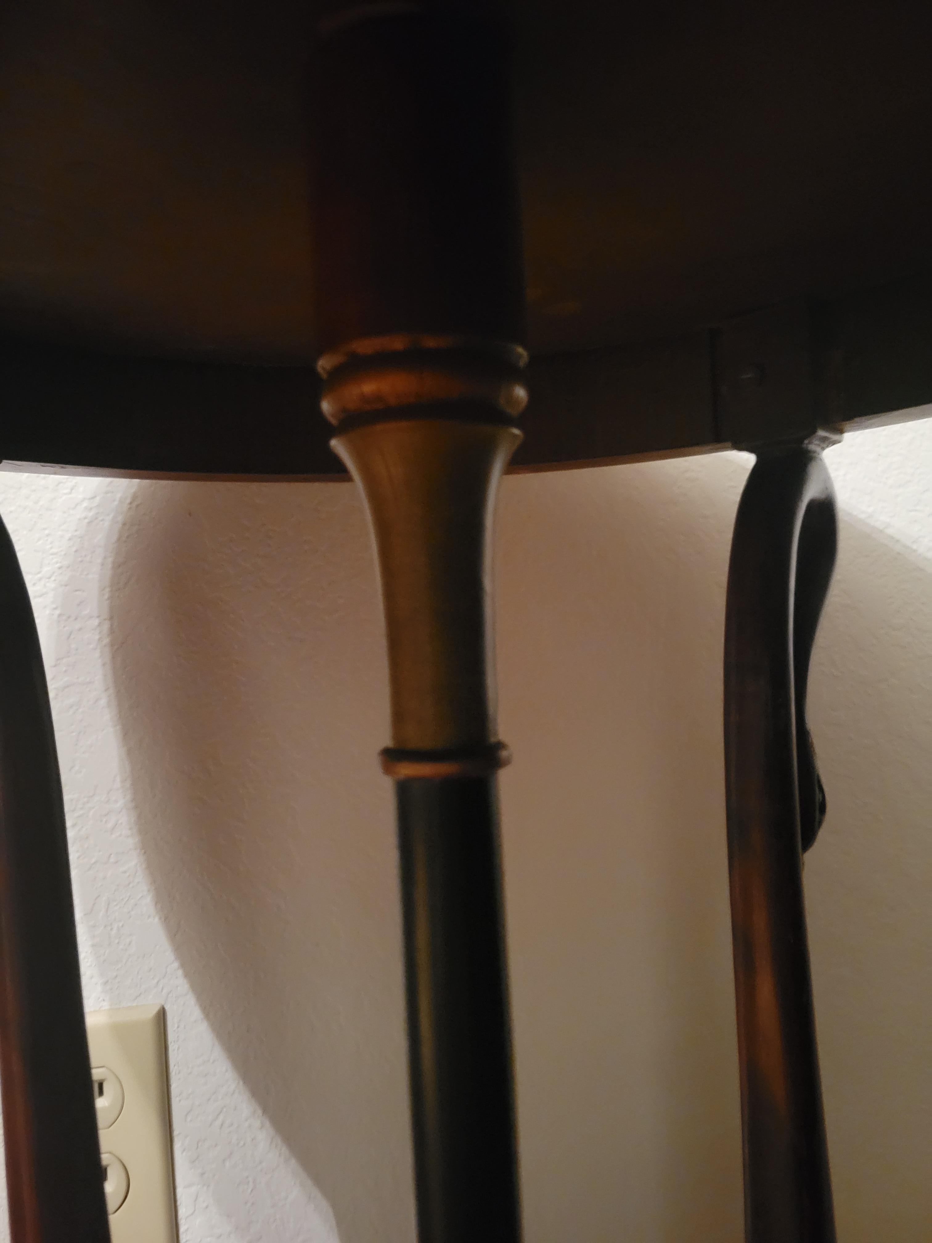Table italienne ancienne en bois massif avec détails en laiton en vente 2