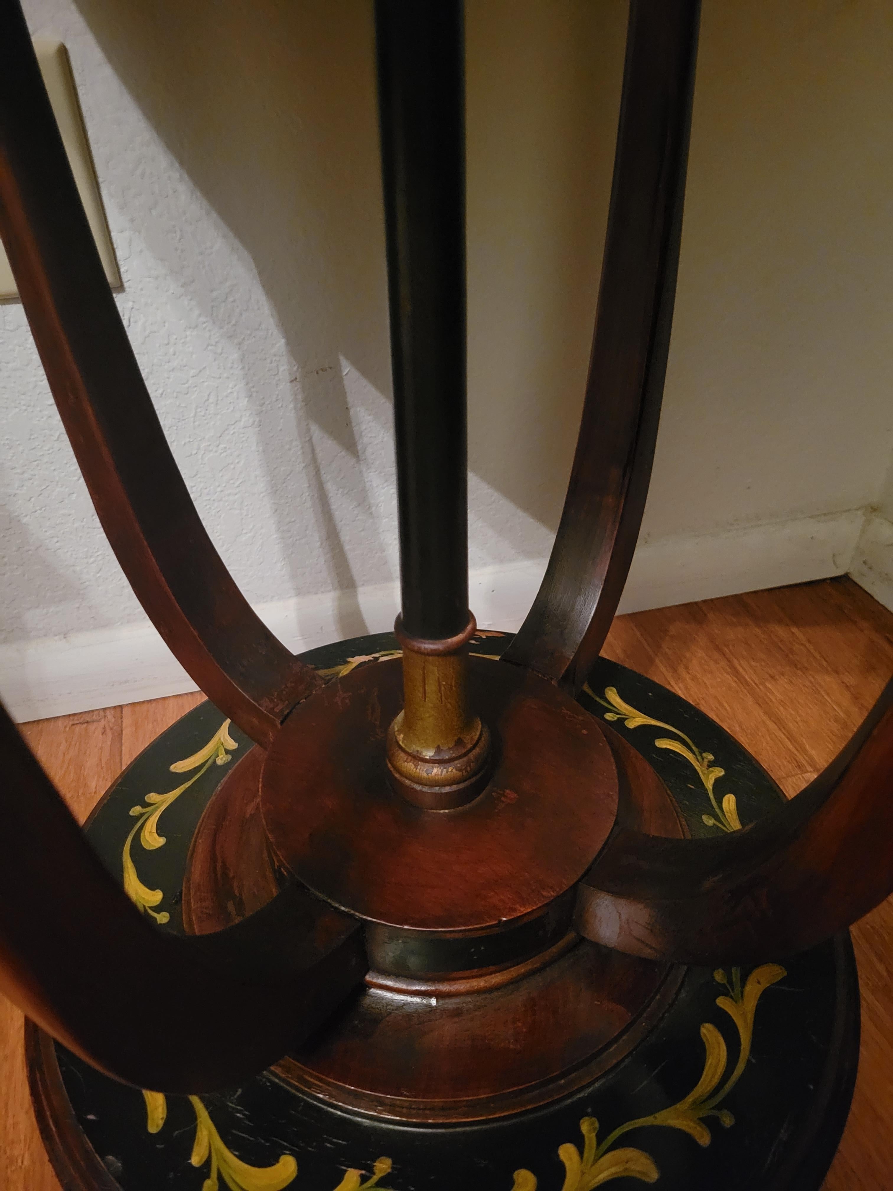 Table italienne ancienne en bois massif avec détails en laiton en vente 3