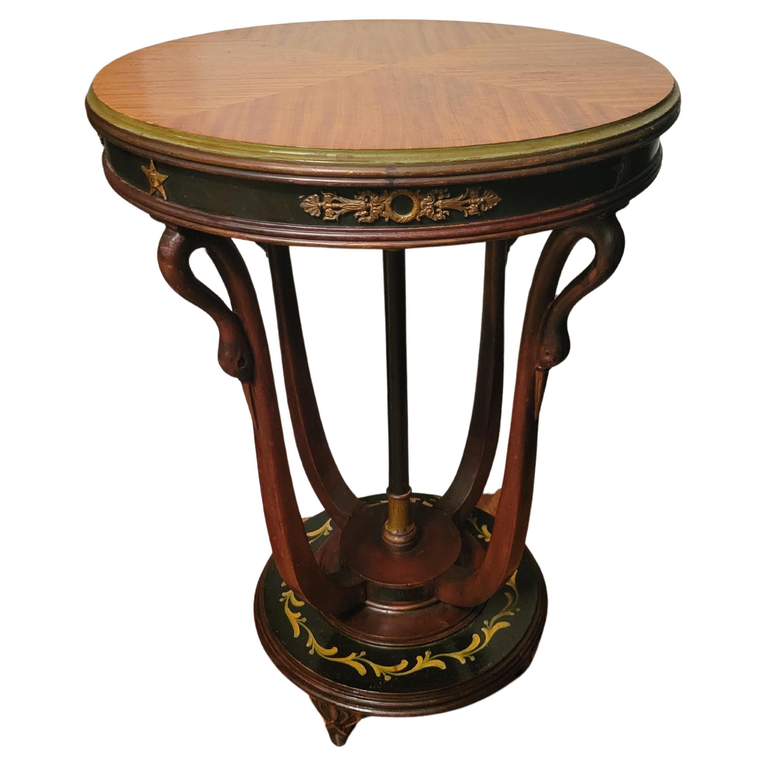 Table italienne ancienne en bois massif avec détails en laiton