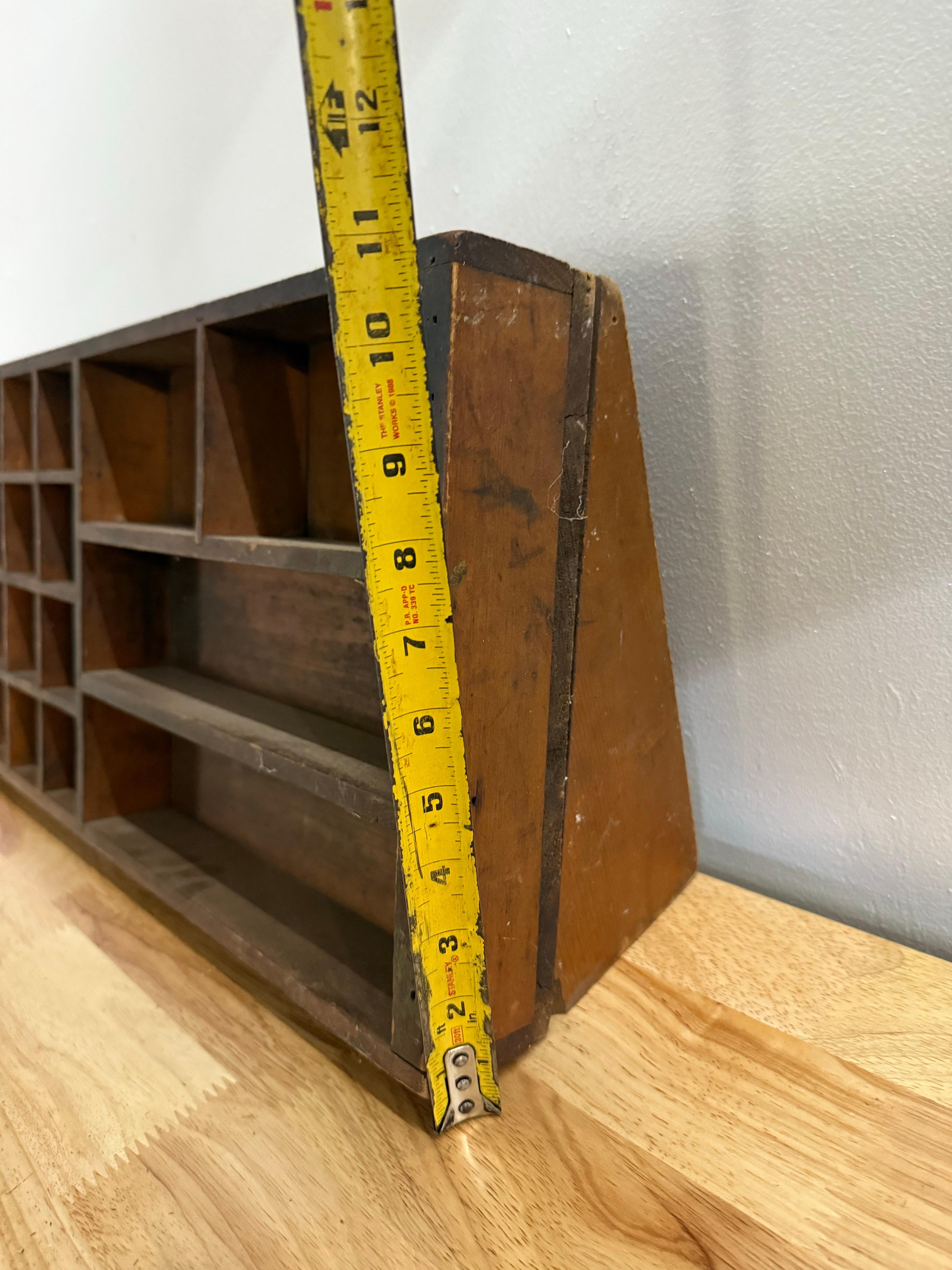 Antico scaffale da esposizione in legno massiccio Vintage Curio con supporto in vendita 7