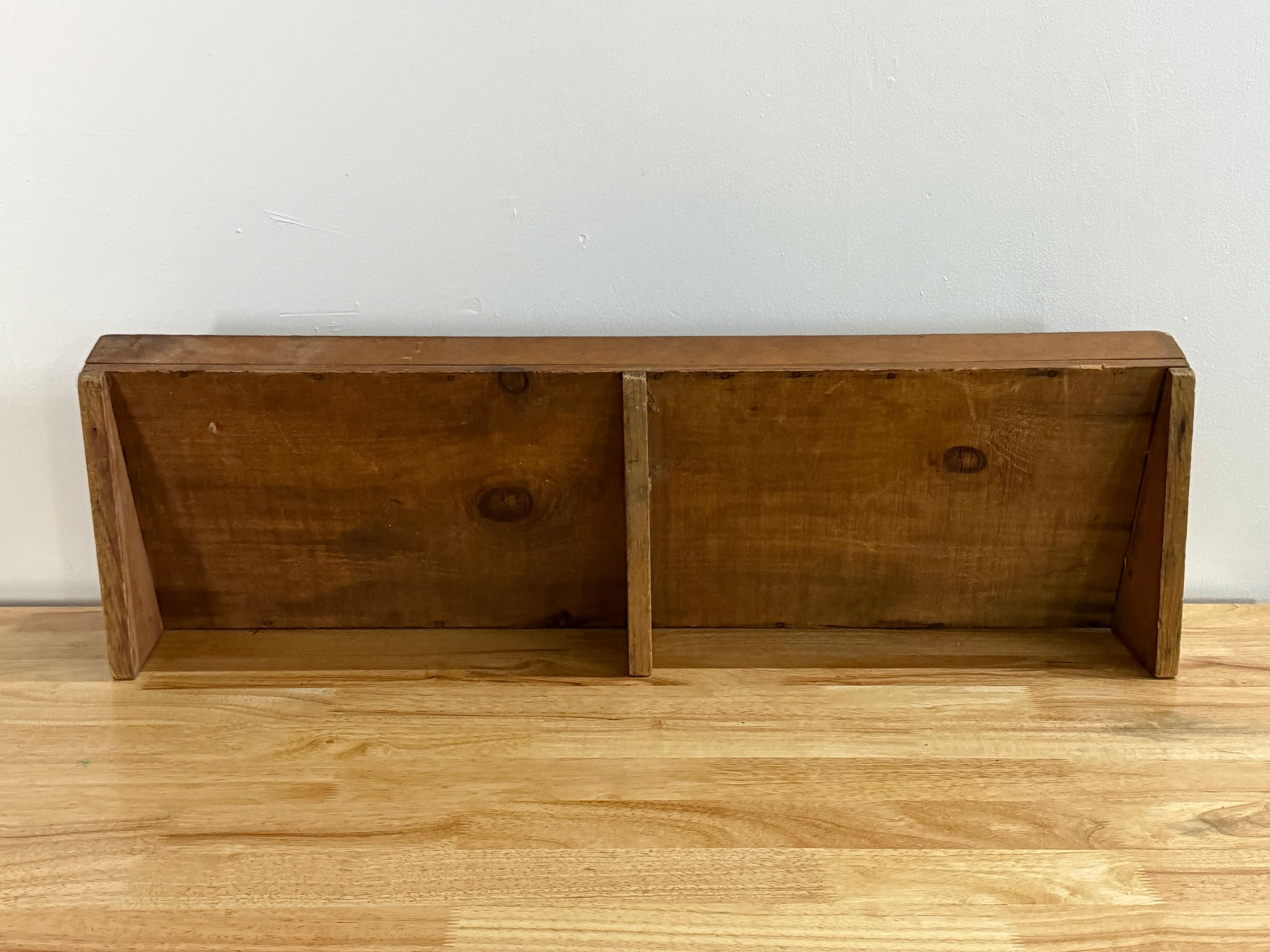 Antico scaffale da esposizione in legno massiccio Vintage Curio con supporto In condizioni discrete in vendita a Brooklyn, NY