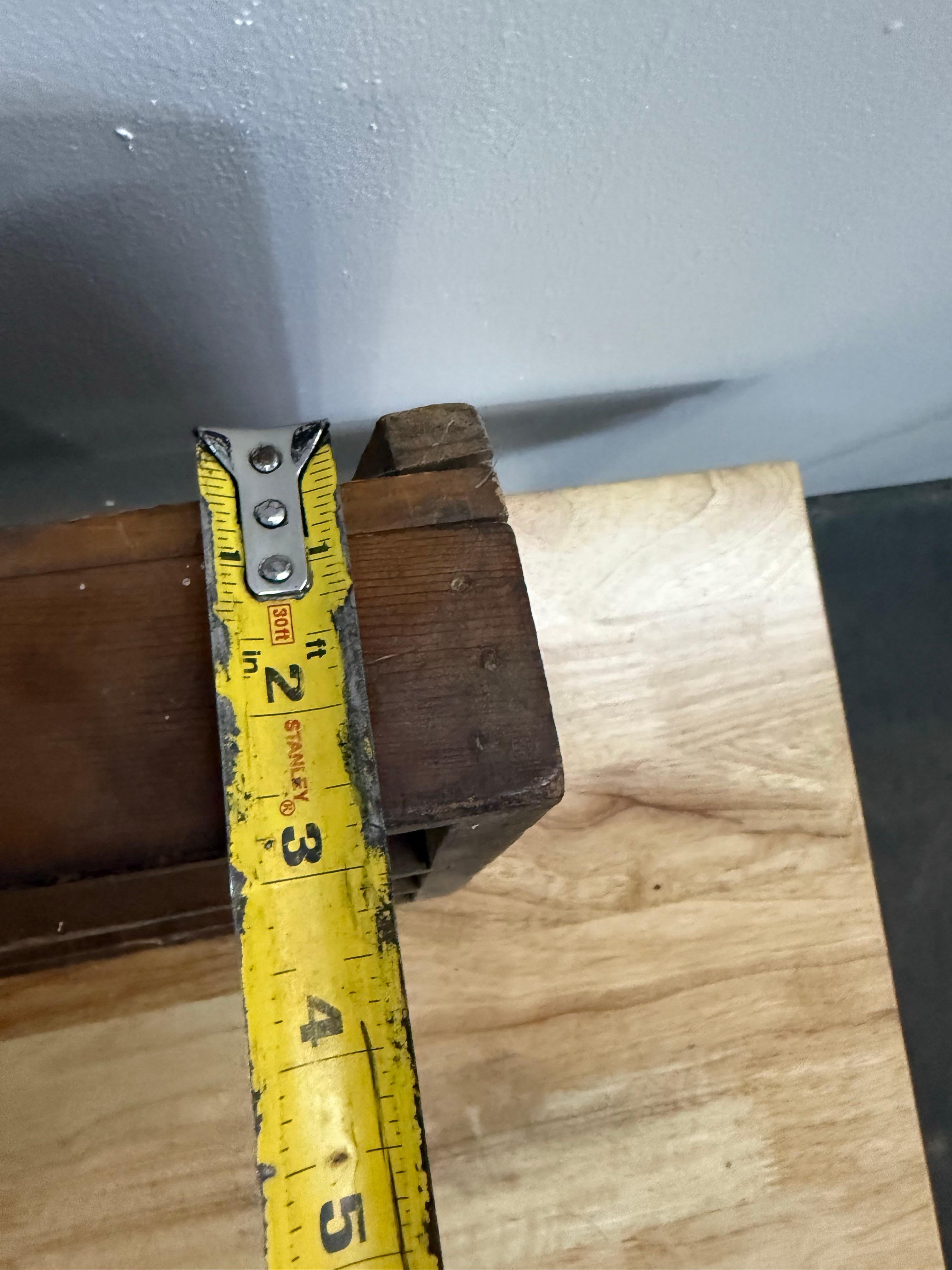 Antico scaffale da esposizione in legno massiccio Vintage Curio con supporto in vendita 1