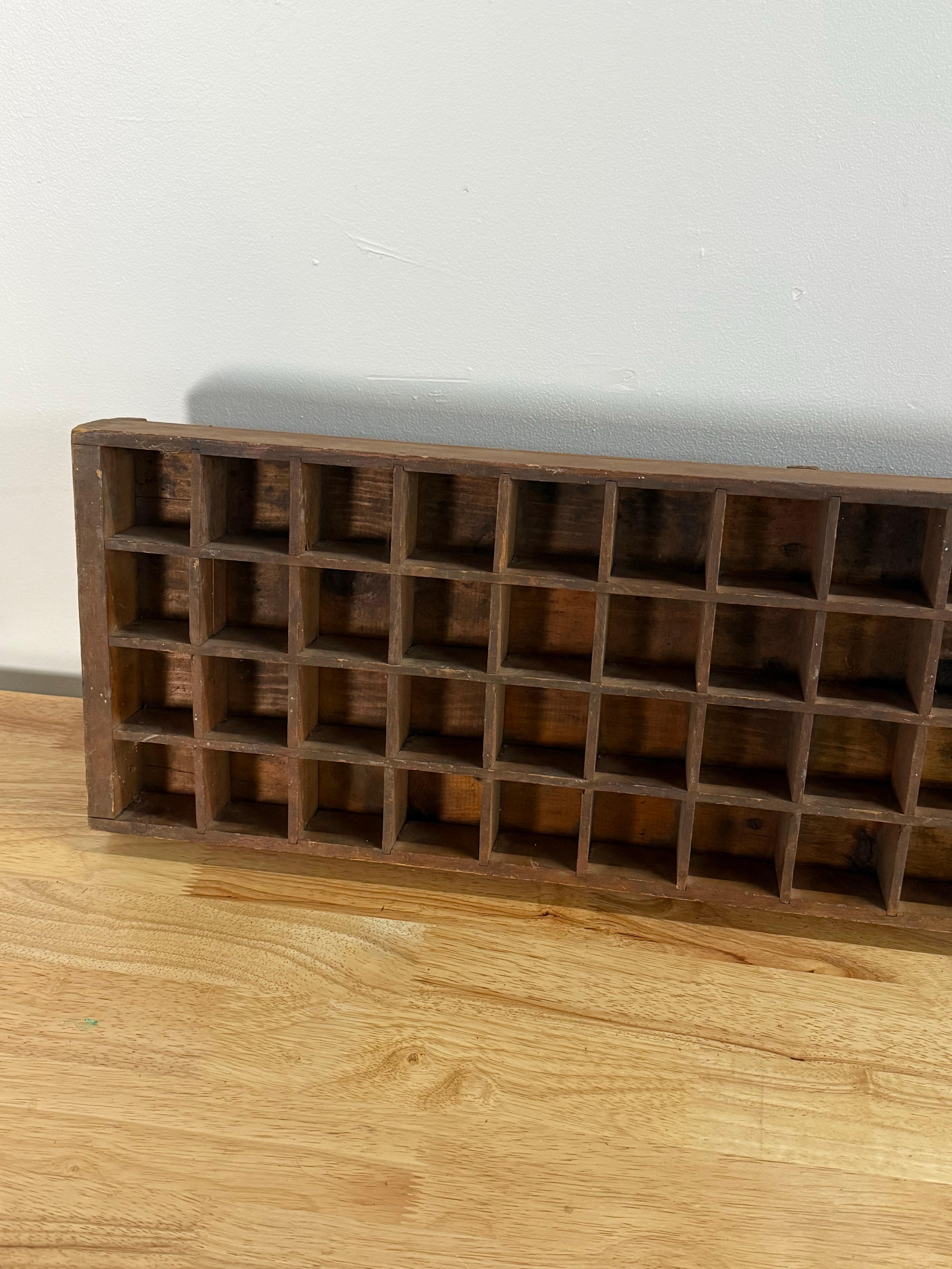 Antico scaffale da esposizione in legno massiccio Vintage Curio con supporto in vendita 2