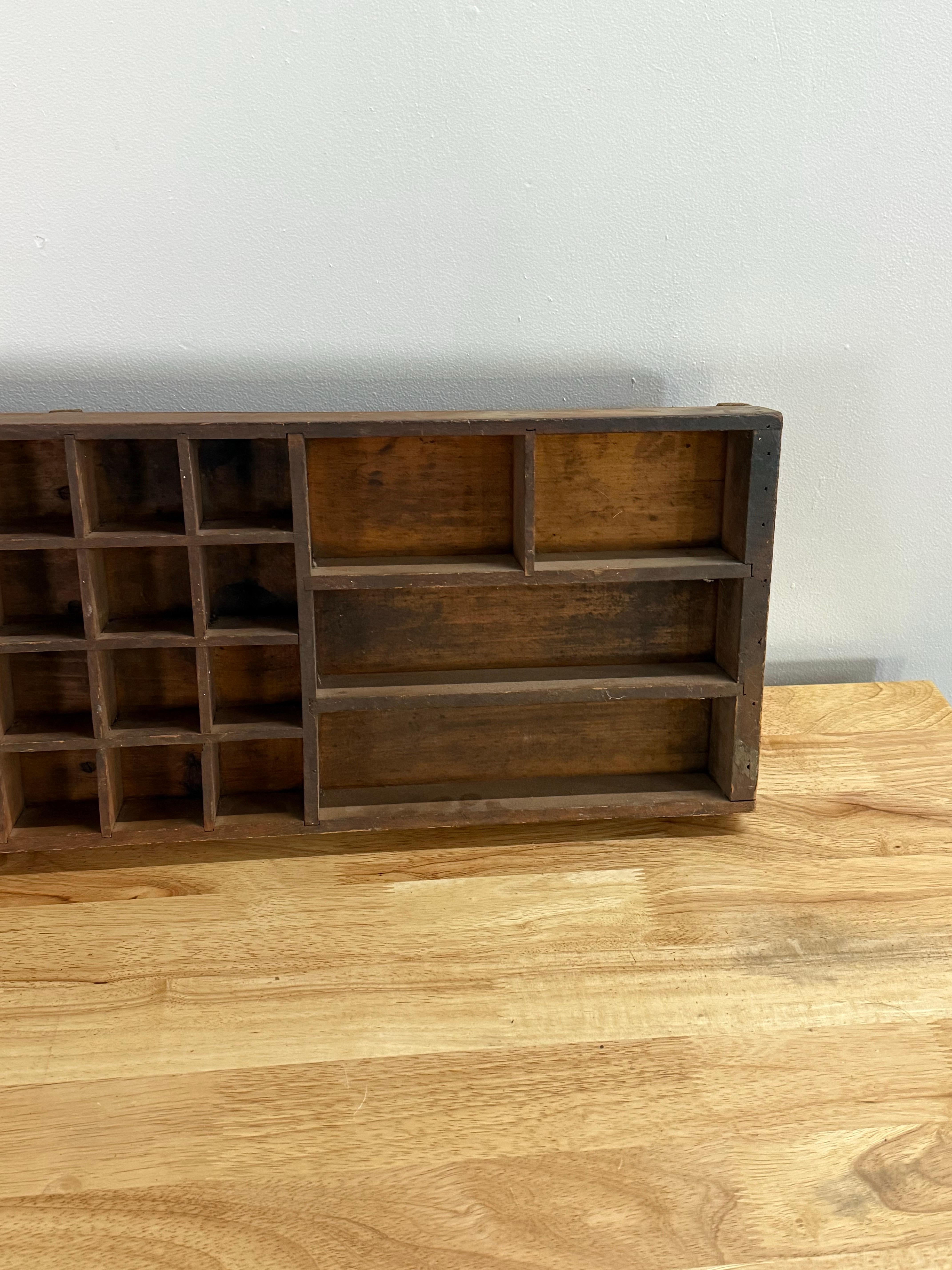 Antico scaffale da esposizione in legno massiccio Vintage Curio con supporto in vendita 3