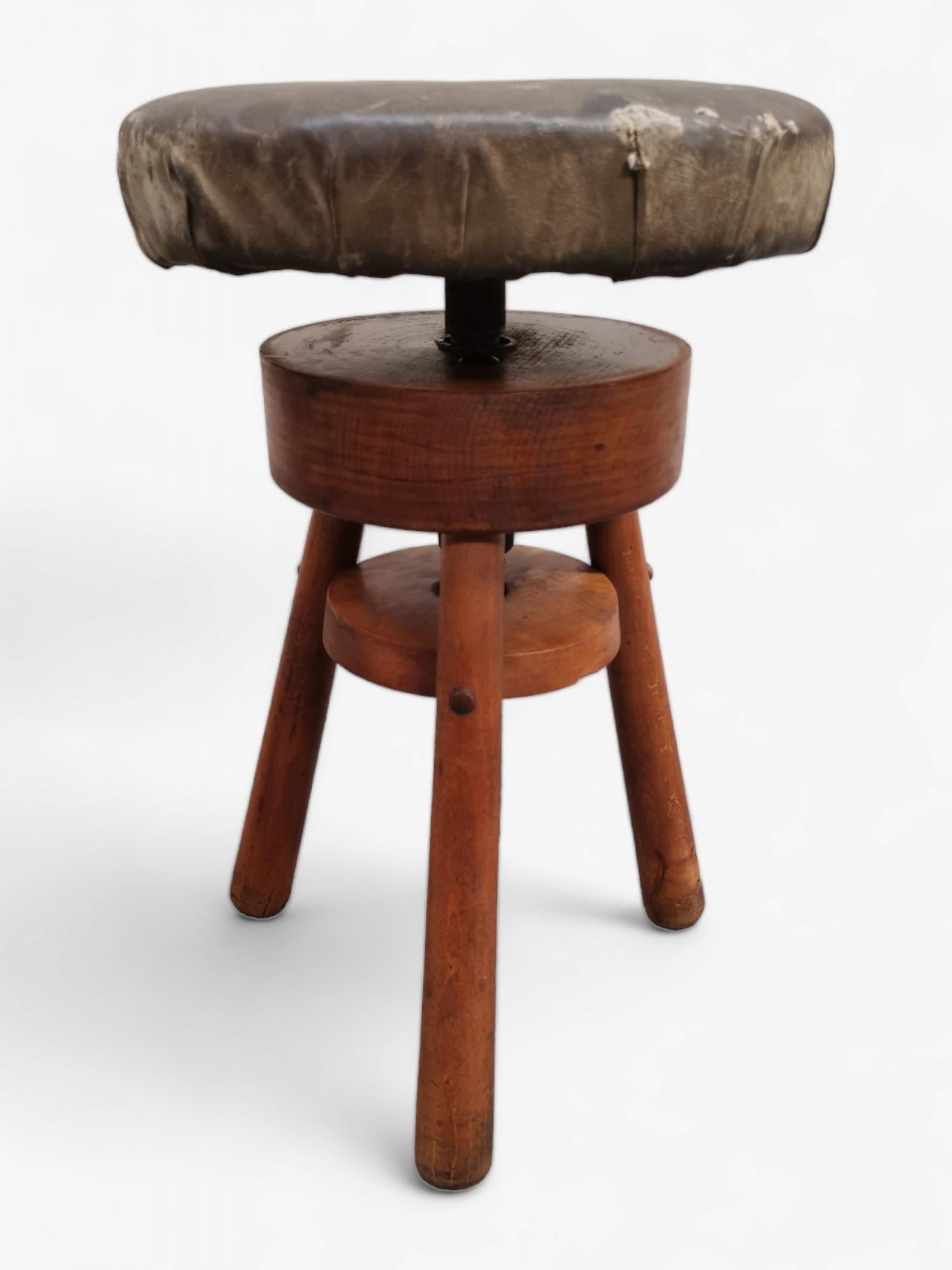 Antique work stool that can be Height adjusted up and down by turning the seat, this chair has been used by the same person for over 40 years, the man worked to draw maps, and chairs is good as it is stable with the 3 legs and heavy.
on top of the