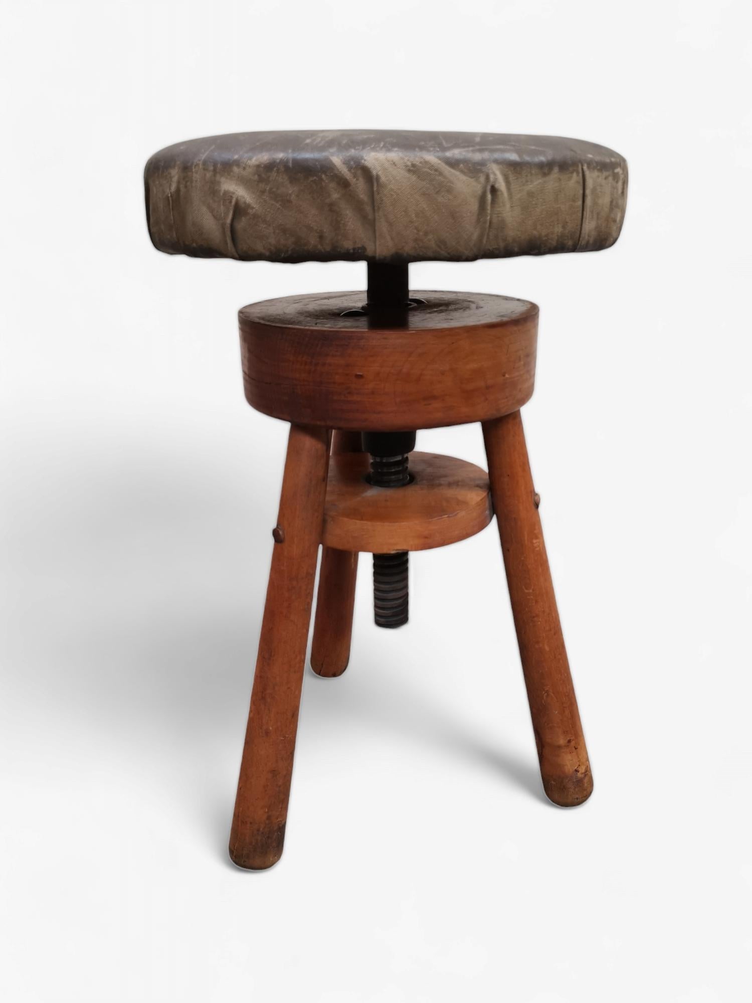 Antique Solid work stool, adjustable height In Good Condition In København K, 84