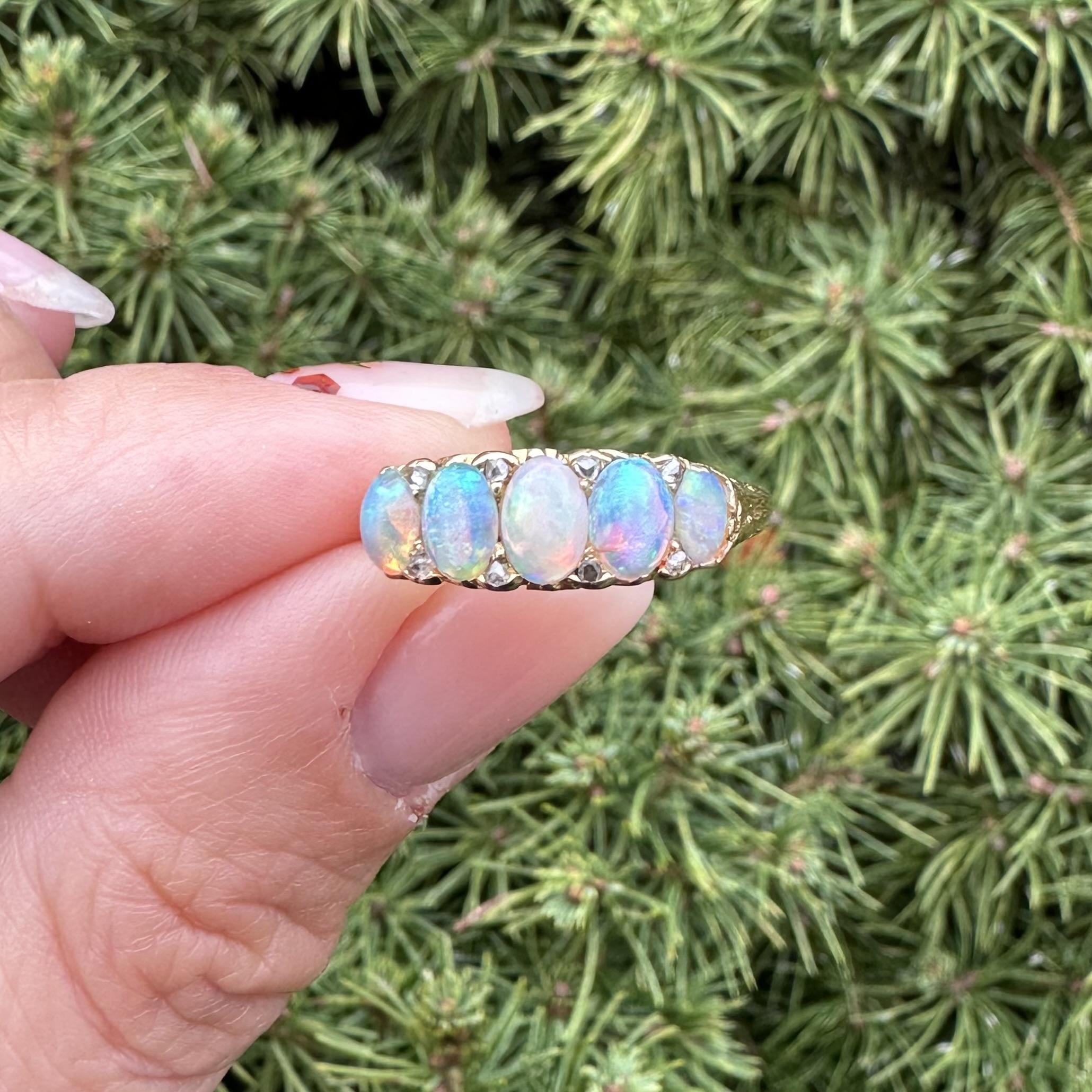 Bague ancienne en or jaune massif avec opale de feu en cabochon ovale et diamant taillé en rose en vente 1