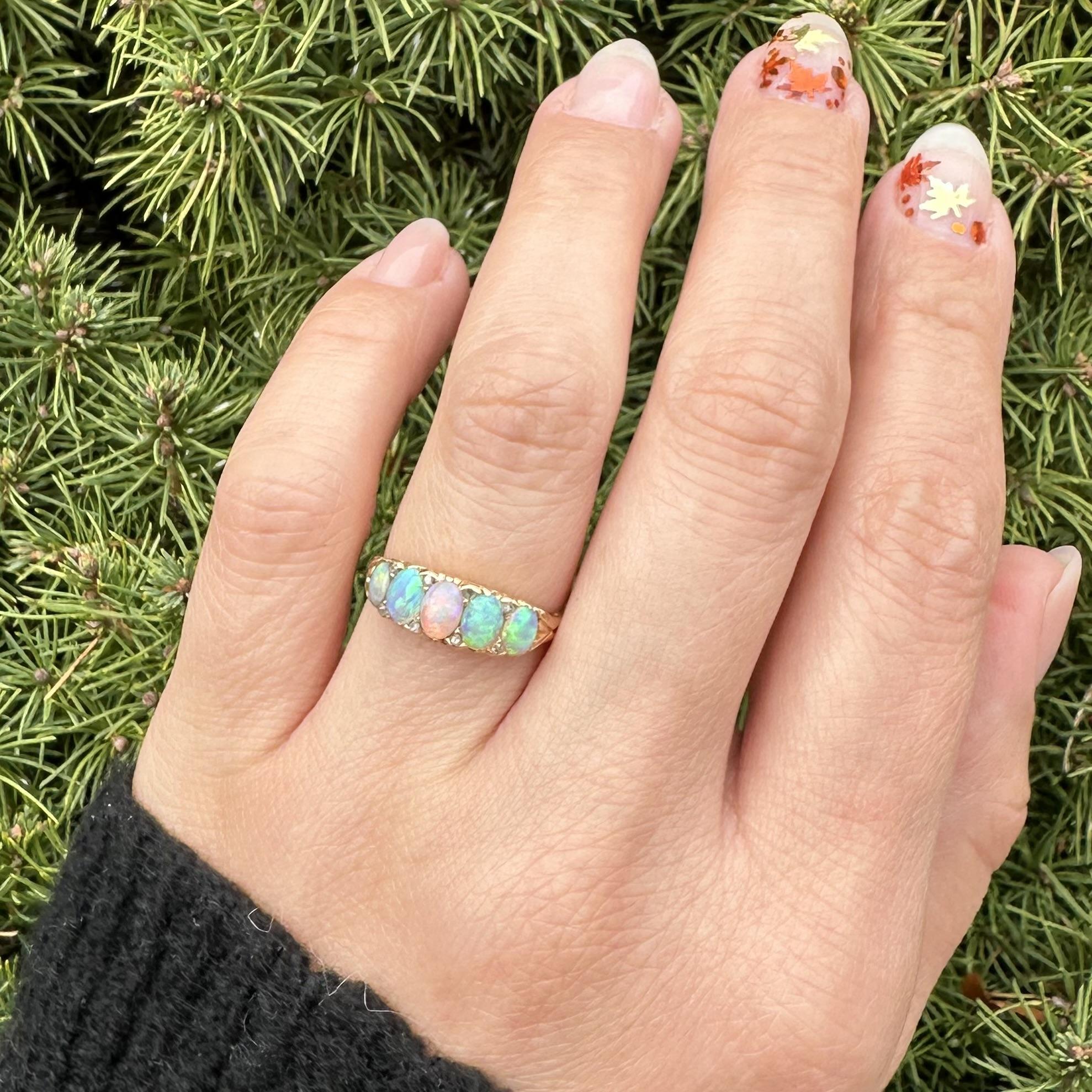 Bague ancienne en or jaune massif avec opale de feu en cabochon ovale et diamant taillé en rose en vente 2