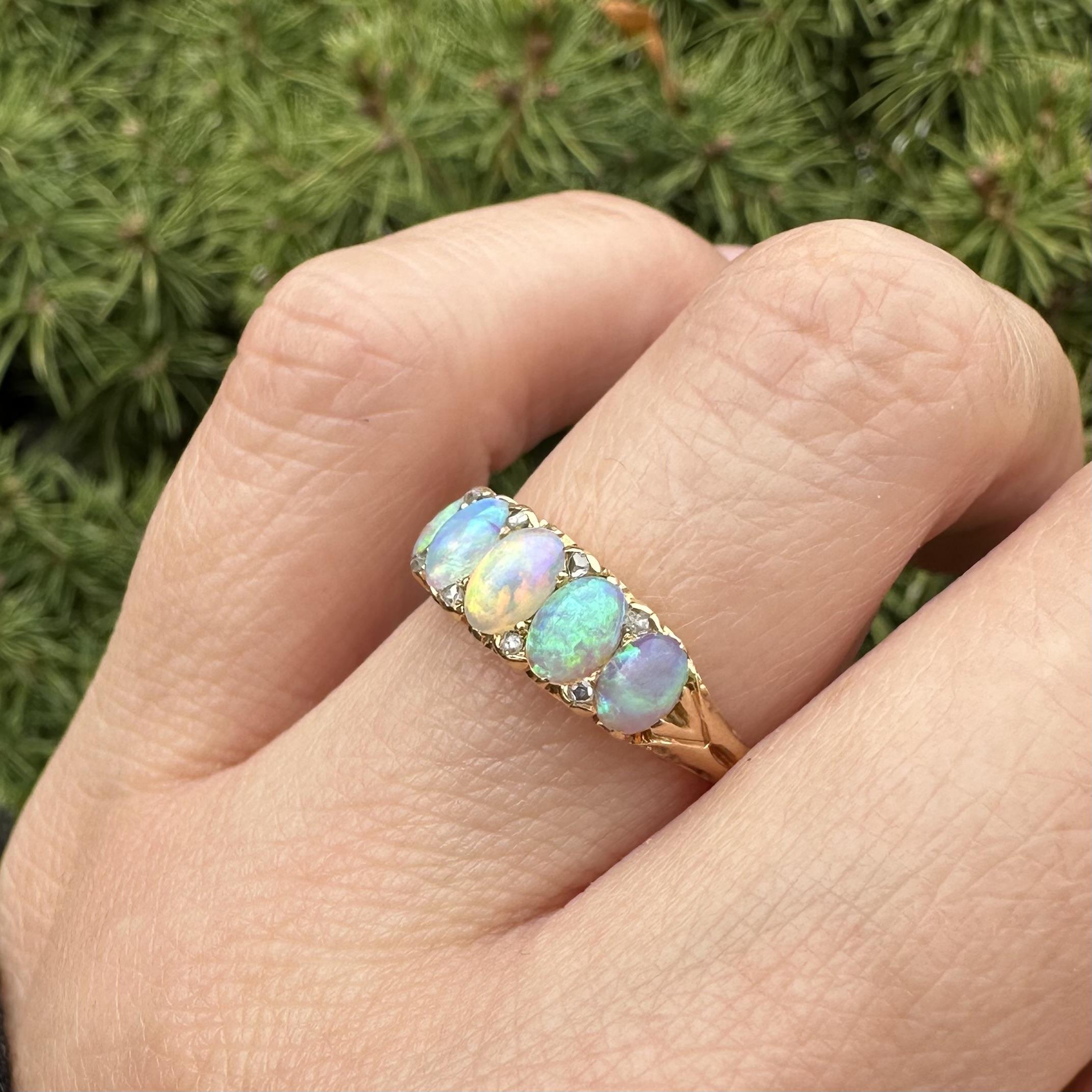 Bague ancienne en or jaune massif avec opale de feu en cabochon ovale et diamant taillé en rose en vente 3