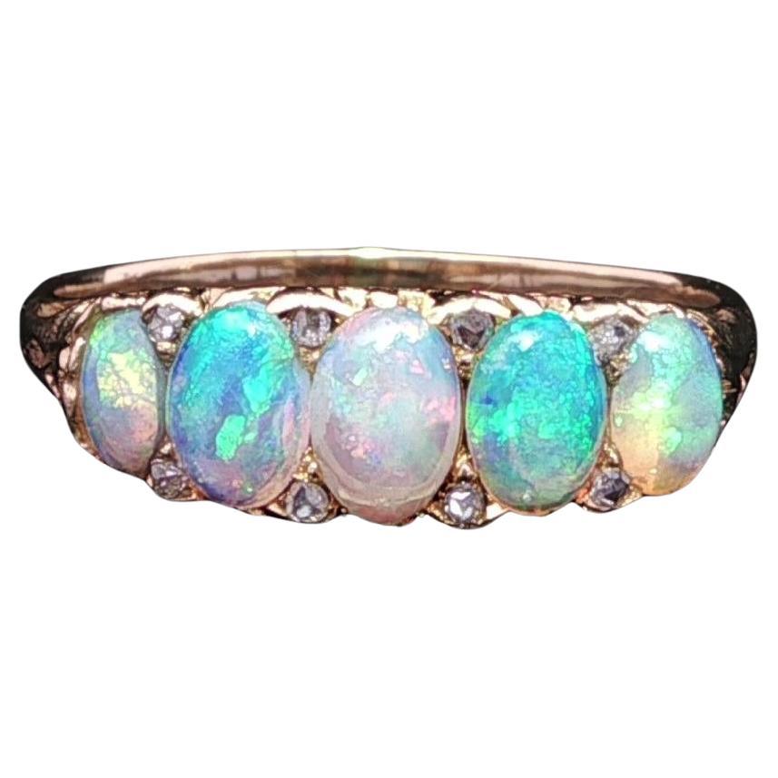 Bague ancienne en or jaune massif avec opale de feu en cabochon ovale et diamant taillé en rose en vente