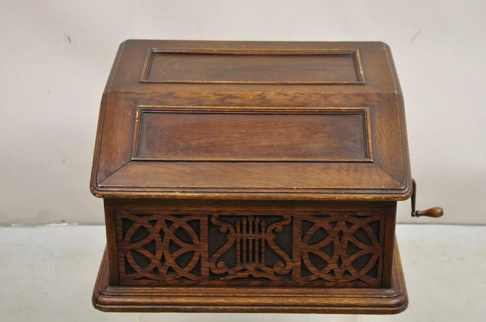 Sehr seltener antiker Sonora Victorian Quartersawn Oak Tabletop Phonograph Record Player. CIRCA Anfang des 20. Jahrhunderts. Abmessungen: 13