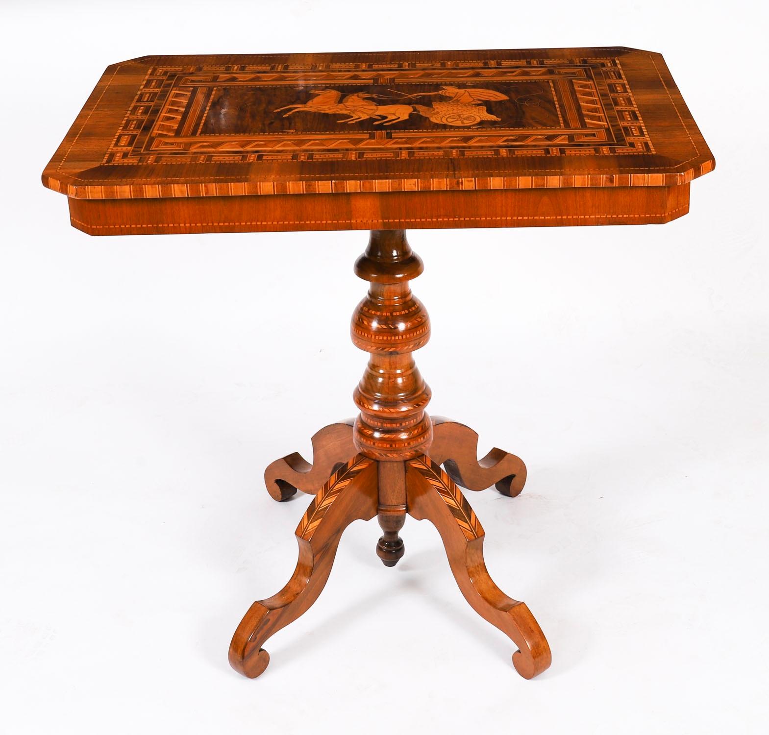 Il s'agit d'une magnifique table d'appoint ancienne, provenant de Sorrento en Italie, datant de C.I.C.

Il a été fabriqué à la main à partir de bois de noyer et d'olivier. Le plateau oblong aux coins inclinés est superbement incrusté d'une scène
