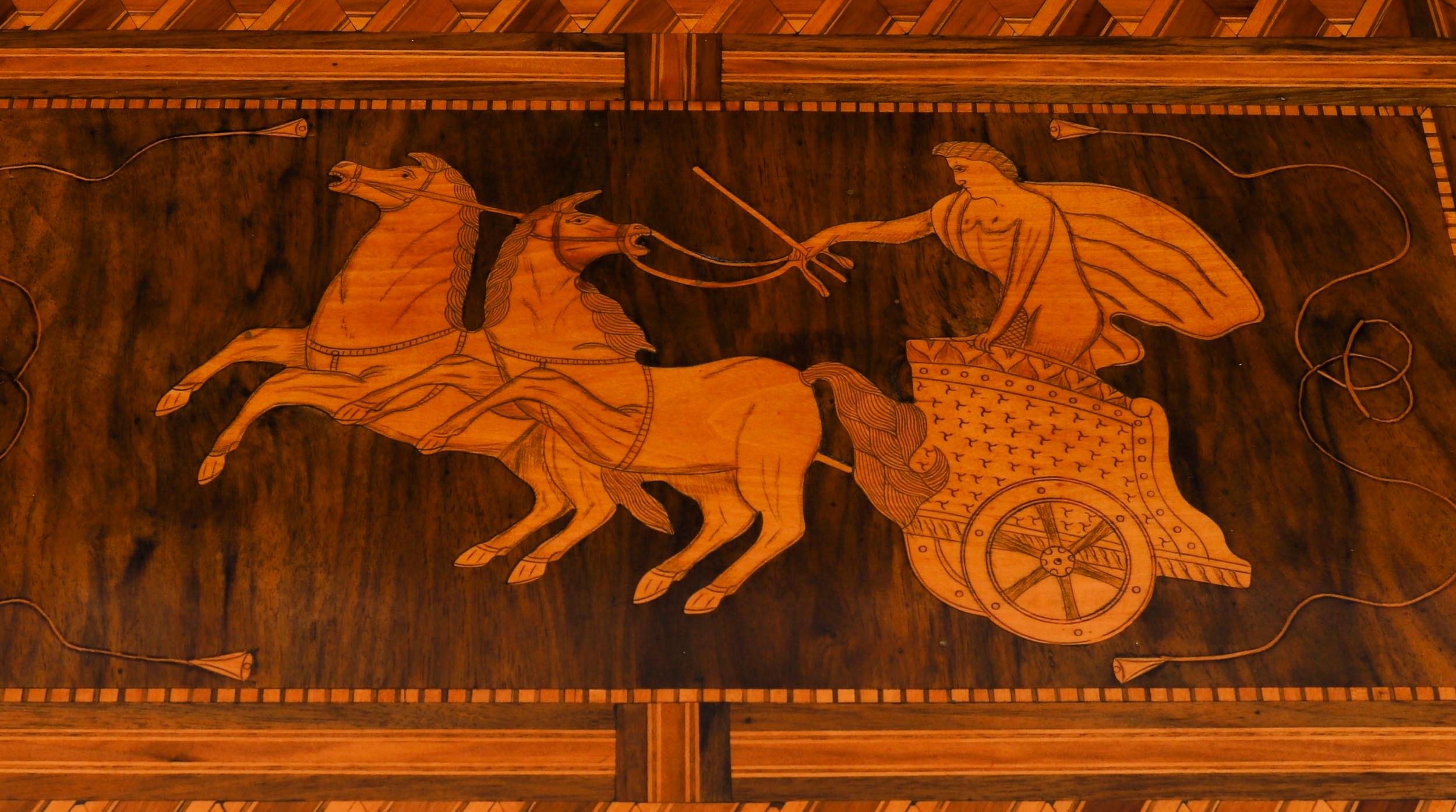 Noyer Ancienne table d'appoint en marqueterie et parqueterie italienne de Sorrento 19ème siècle en vente