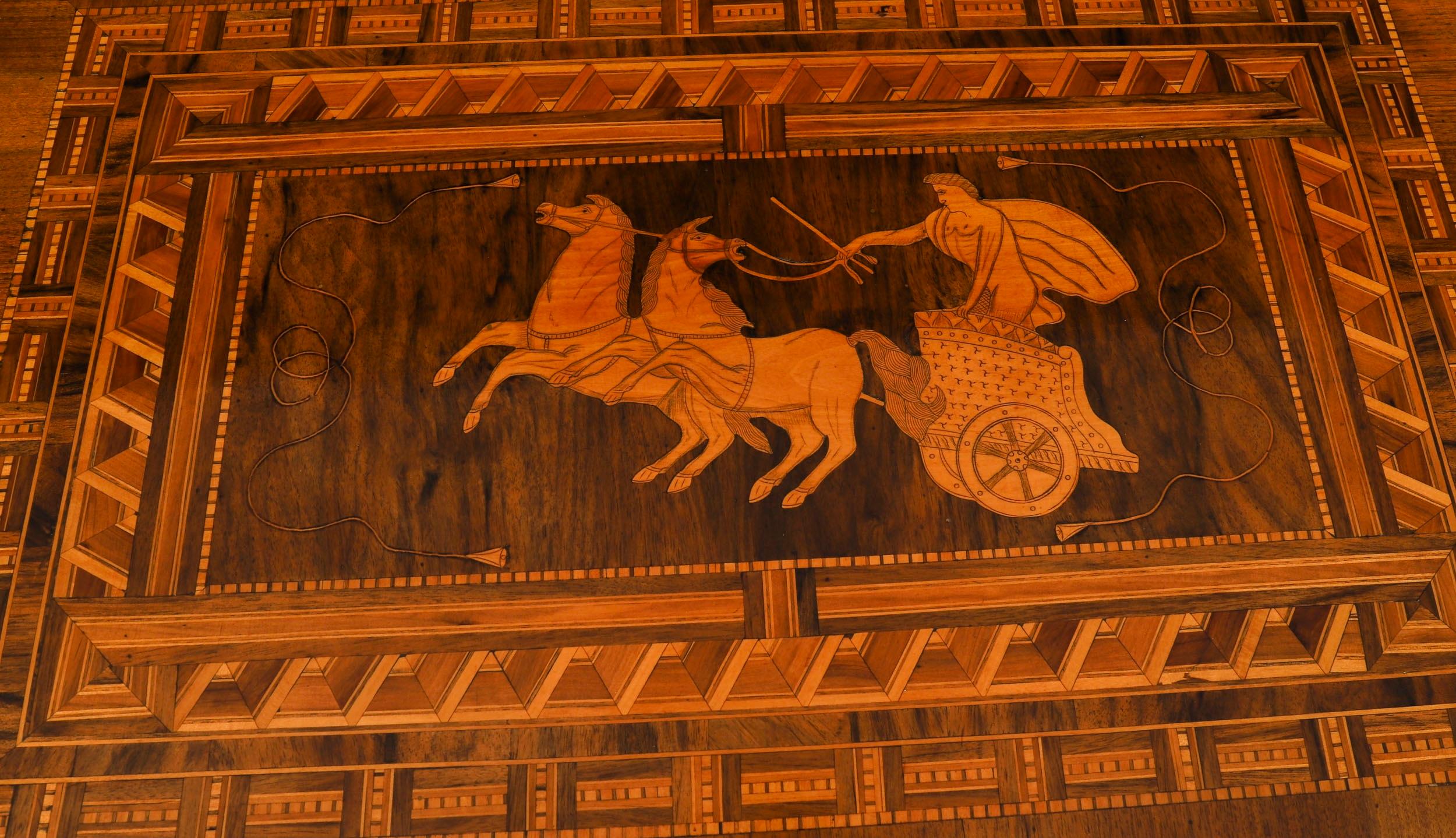 Ancienne table d'appoint en marqueterie et parqueterie italienne de Sorrento 19ème siècle en vente 1